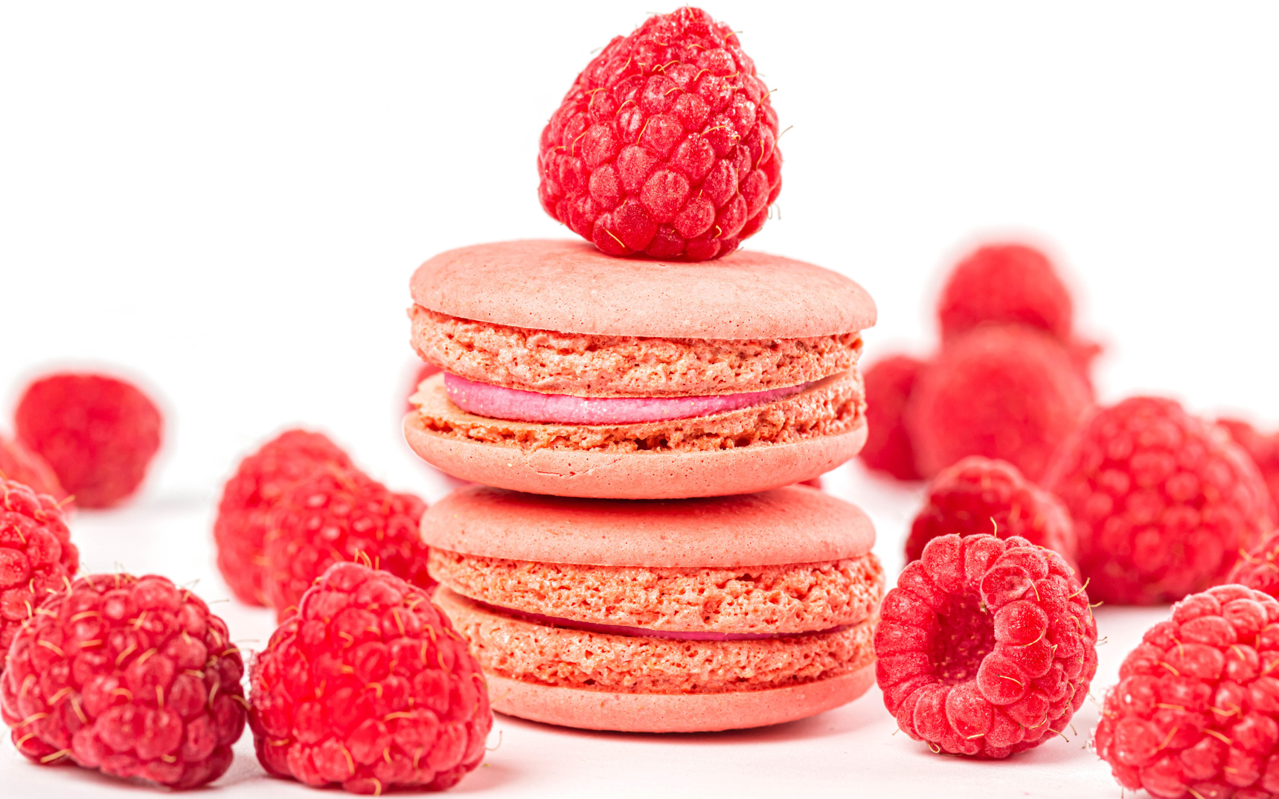 Печенье макарун с малиной на белом фоне