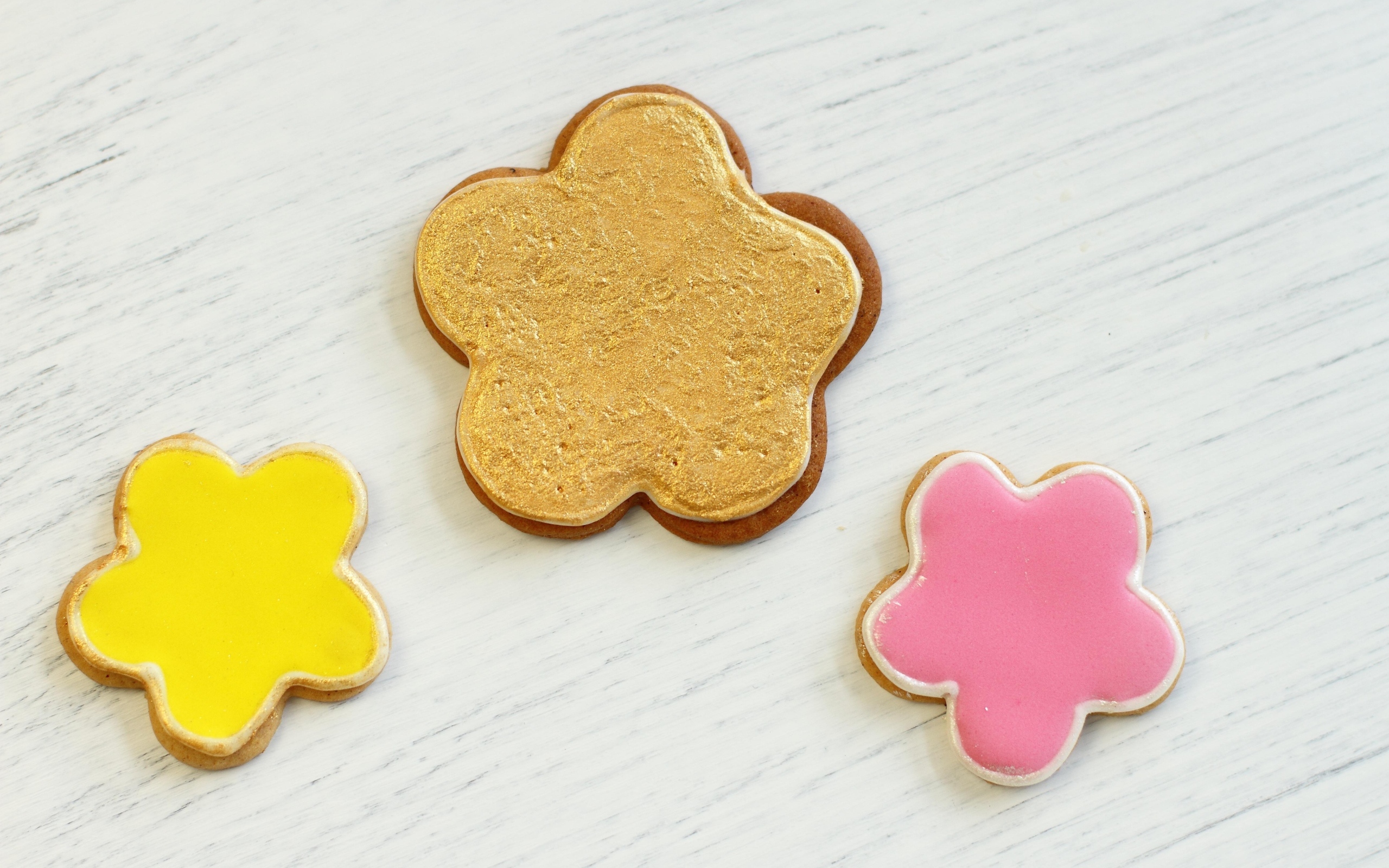 Разноцветное фигурное печенье на столе