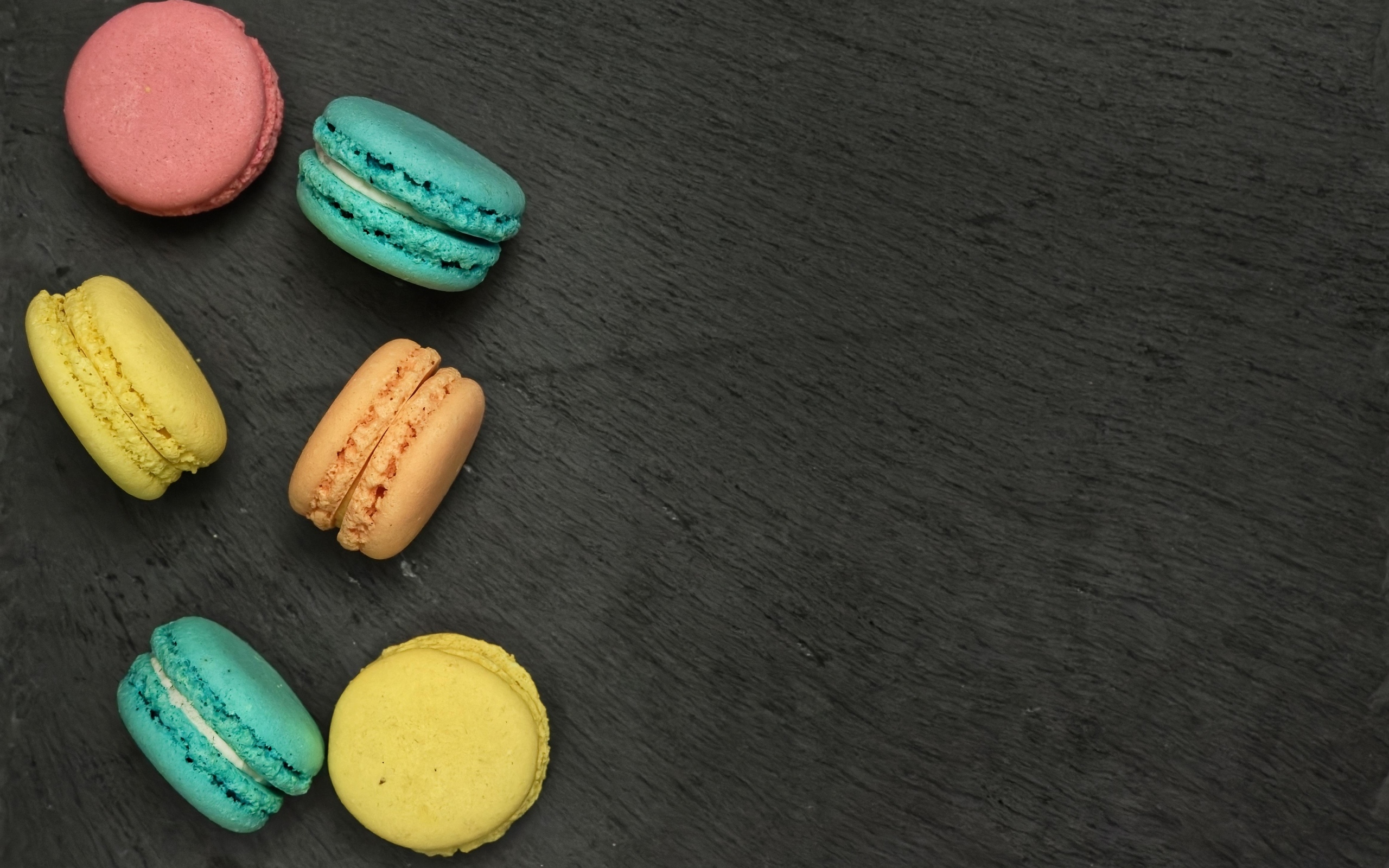 Разноцветный десерт макарон на сером столе