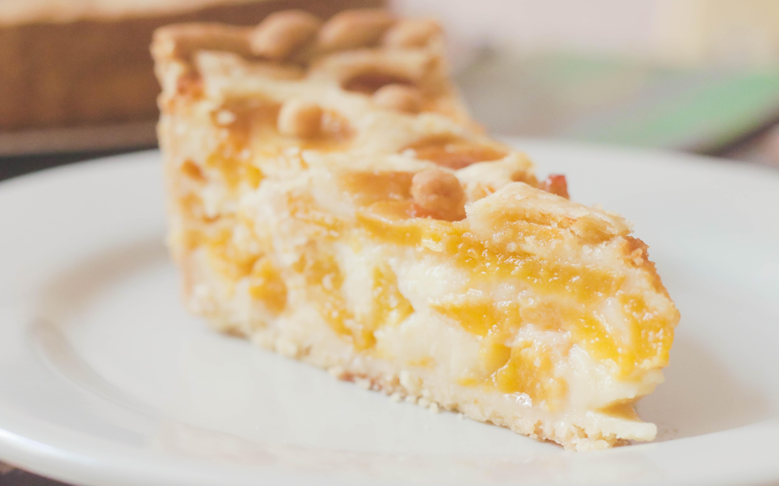 Кусок фруктового пирога на тарелке