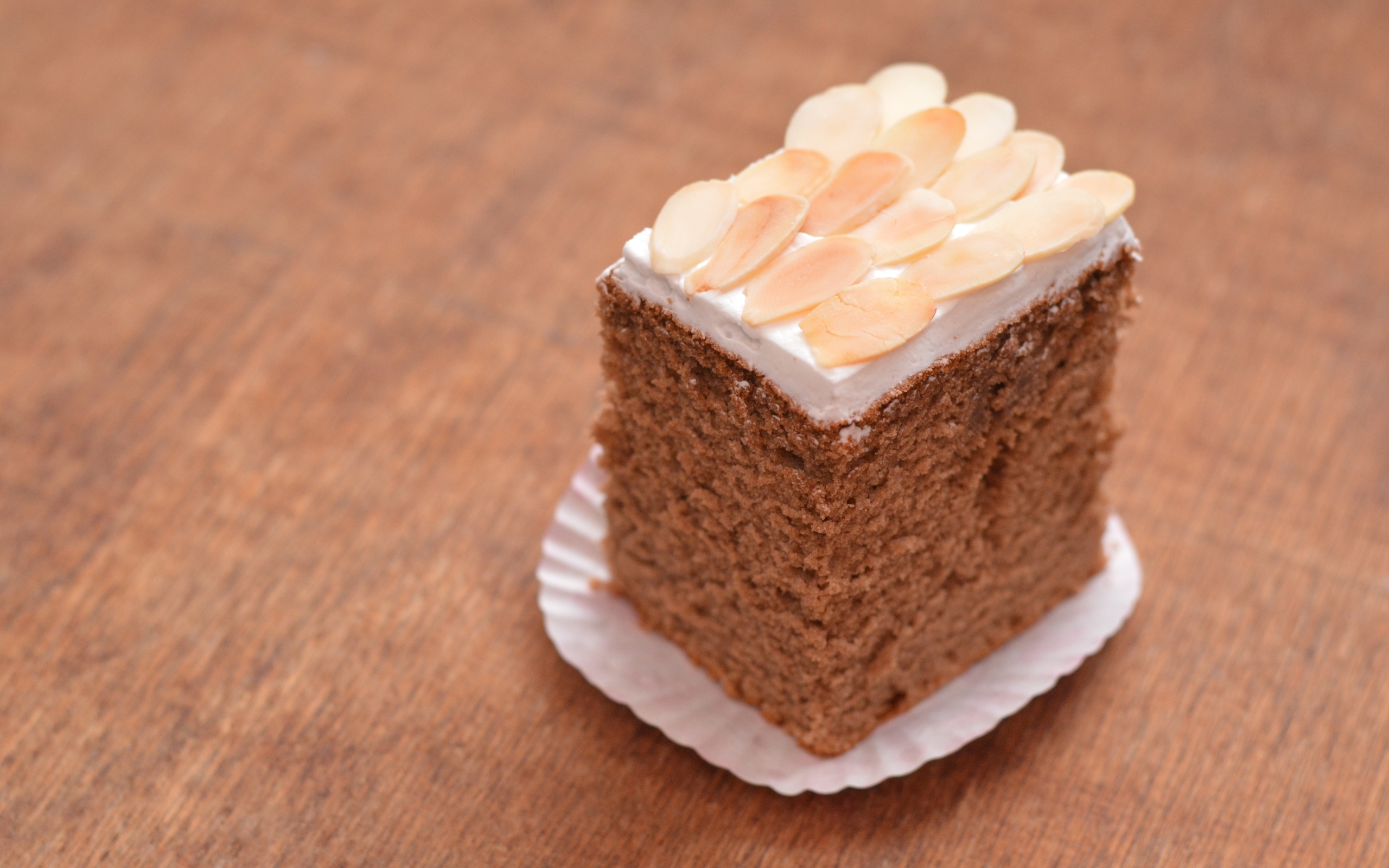 Кусок пирога с кремом и миндальными хлопьями