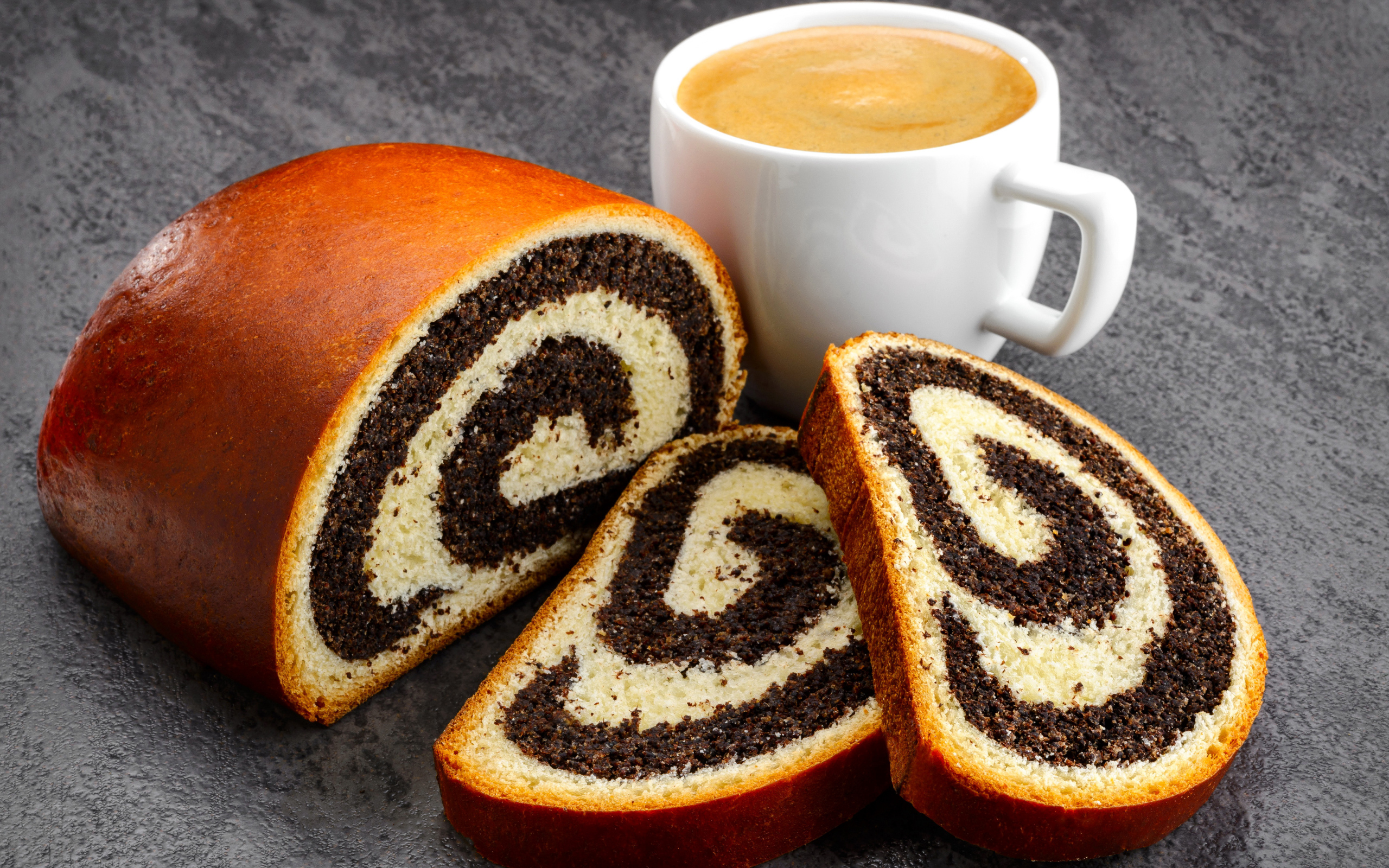 Рулет с маком на столе  с кофе