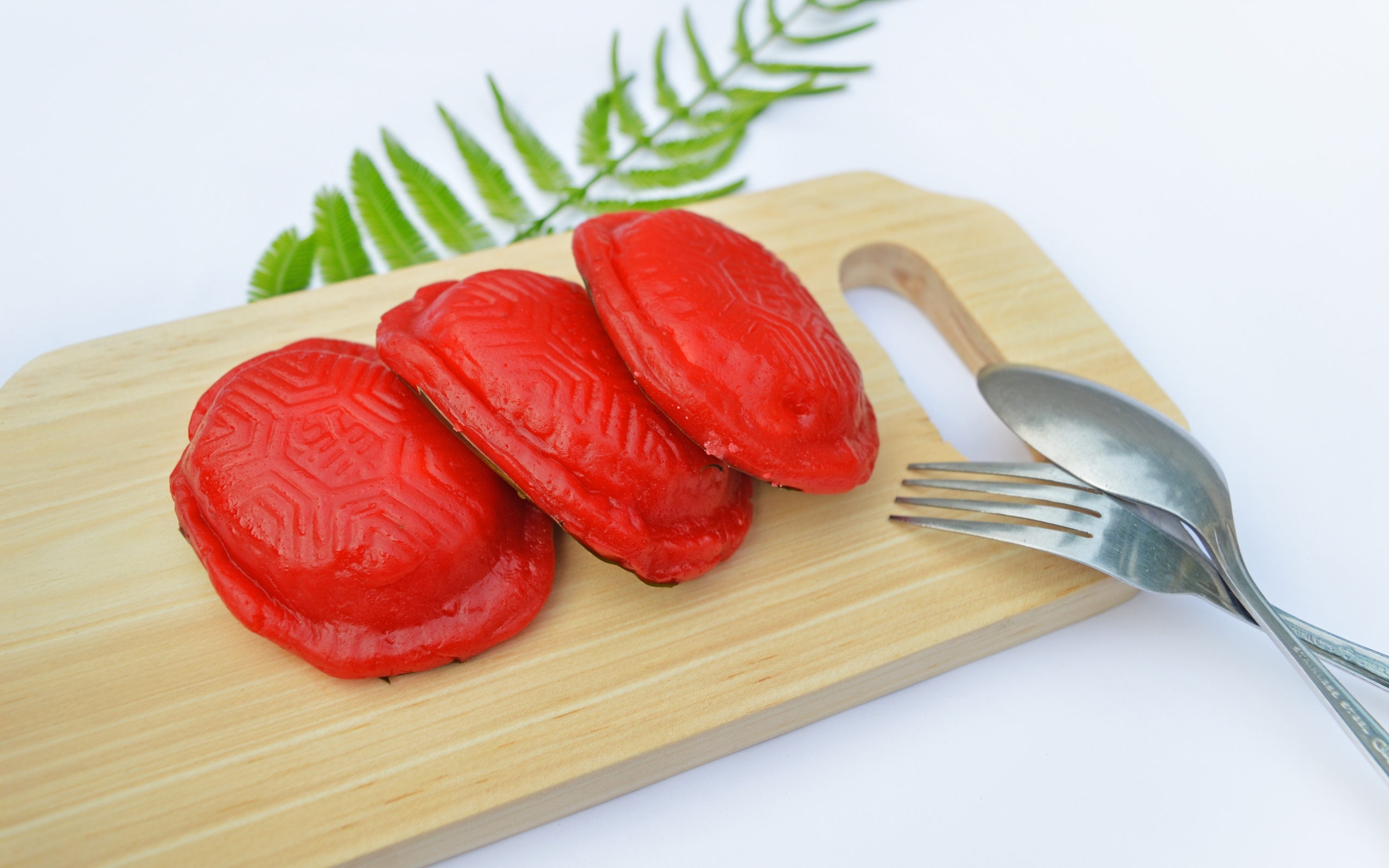 Красное печенье на деревянной доске