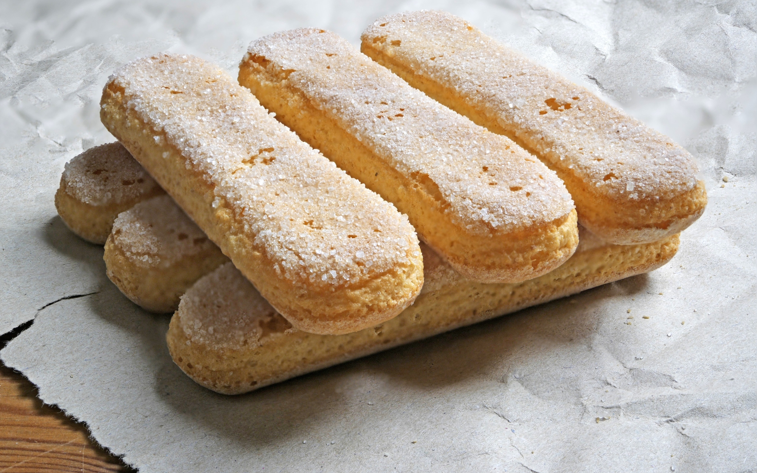 Печенье савоярди с бумагой на столе