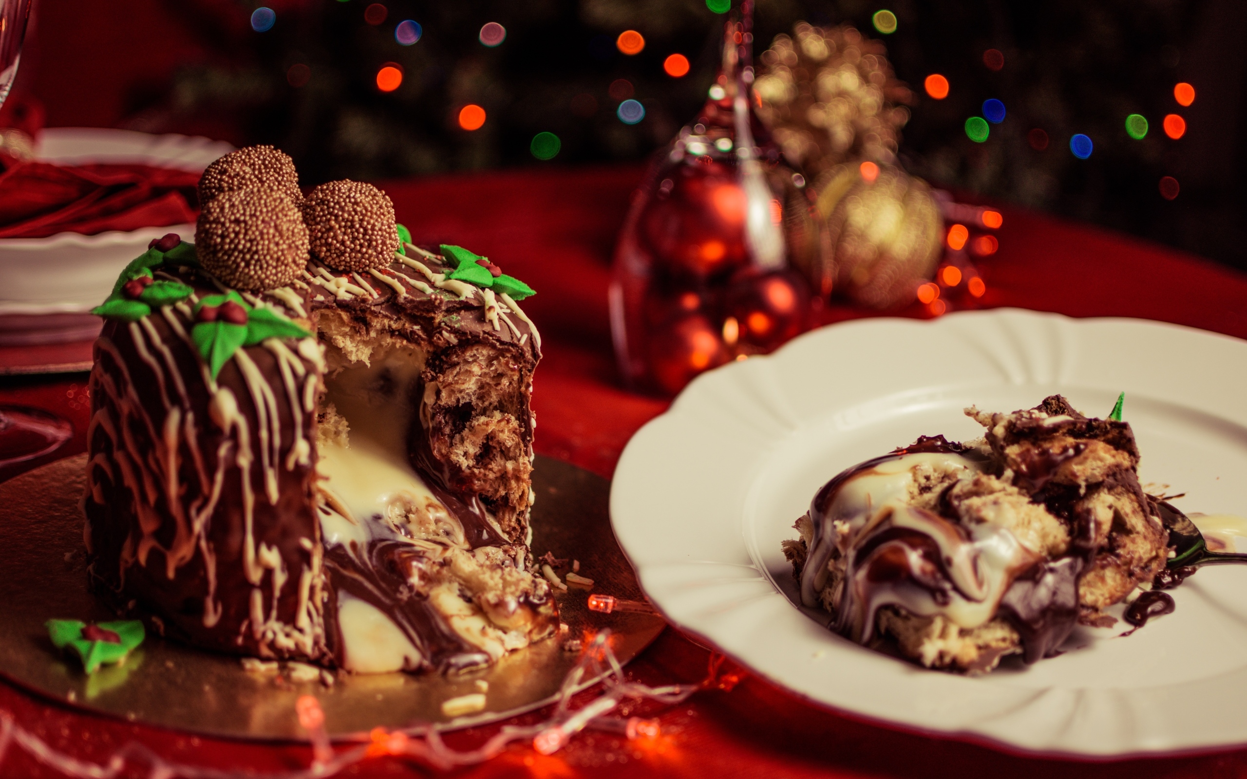 Сладкий десерт с кремом на тарелке