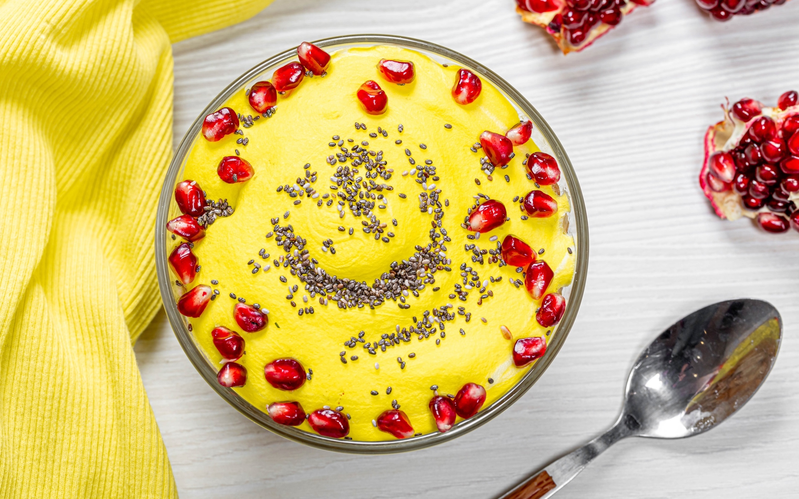Сладкий десерт с зернами граната