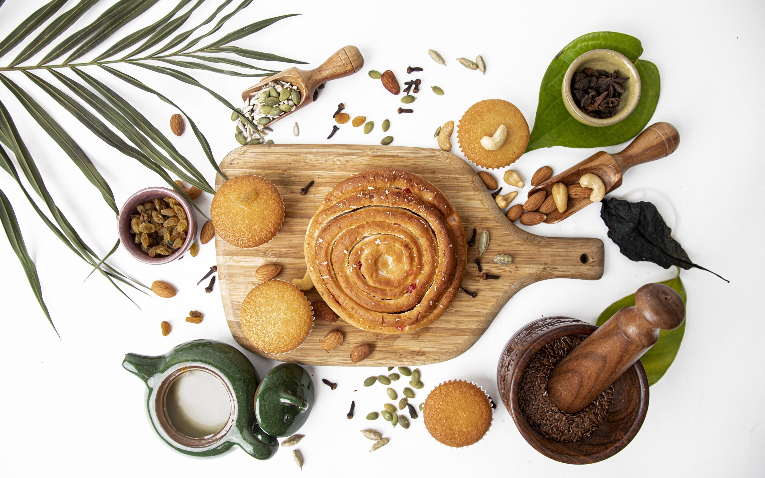 Сладкая выпечка на столе с орехами и специями