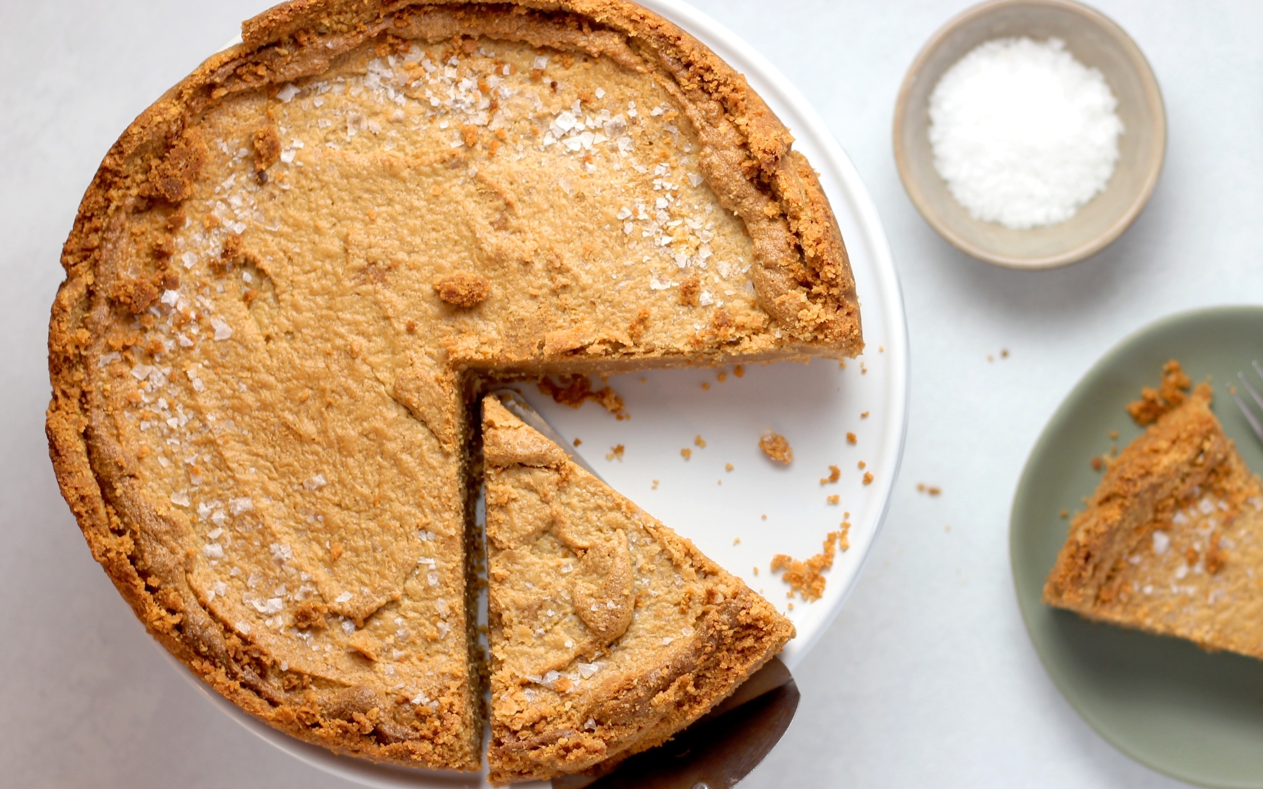 Сладкий пирог на столе