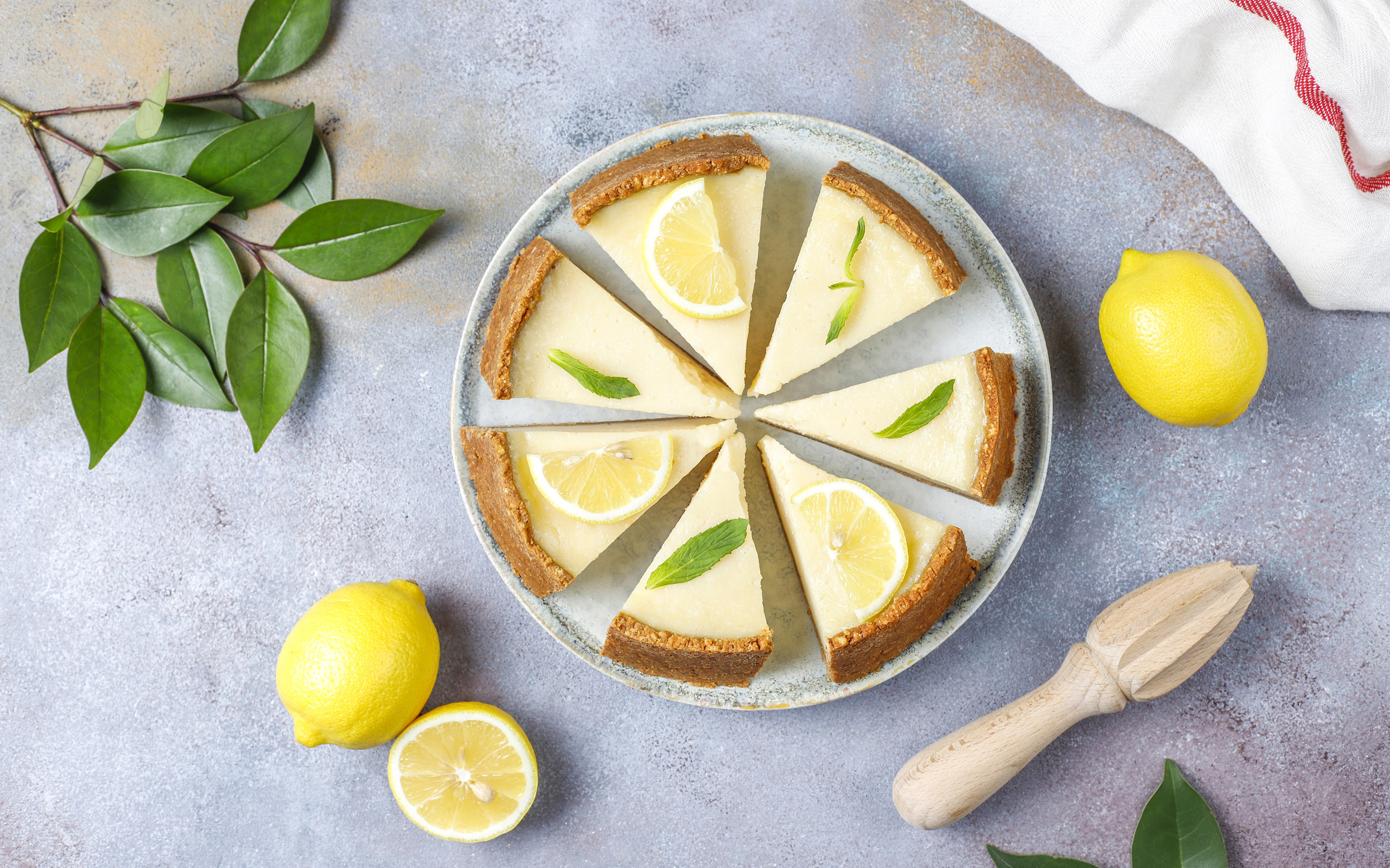 Сладкий пирог с лимонным кремом на столе