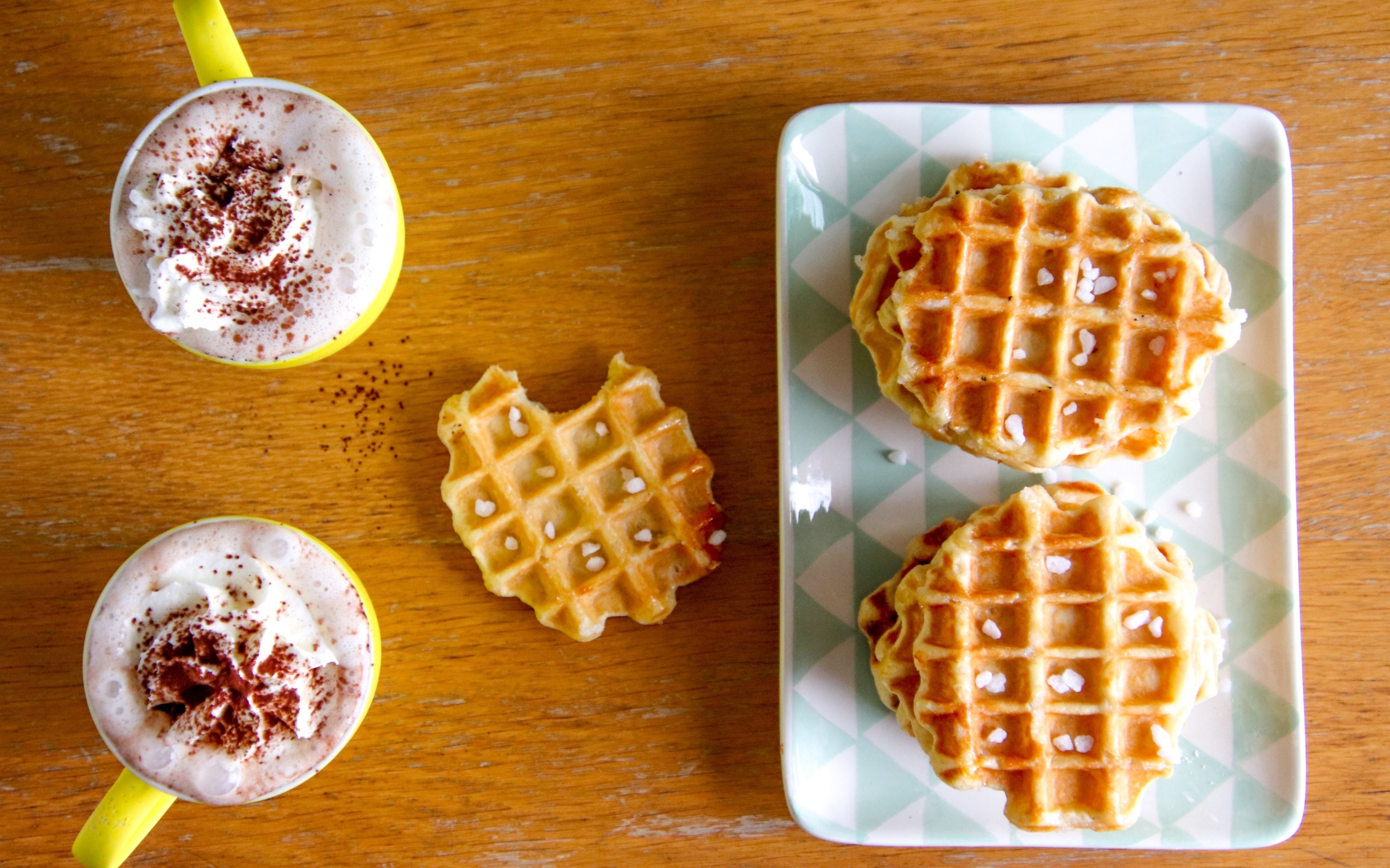 Сладкие вафли на столе с капучино