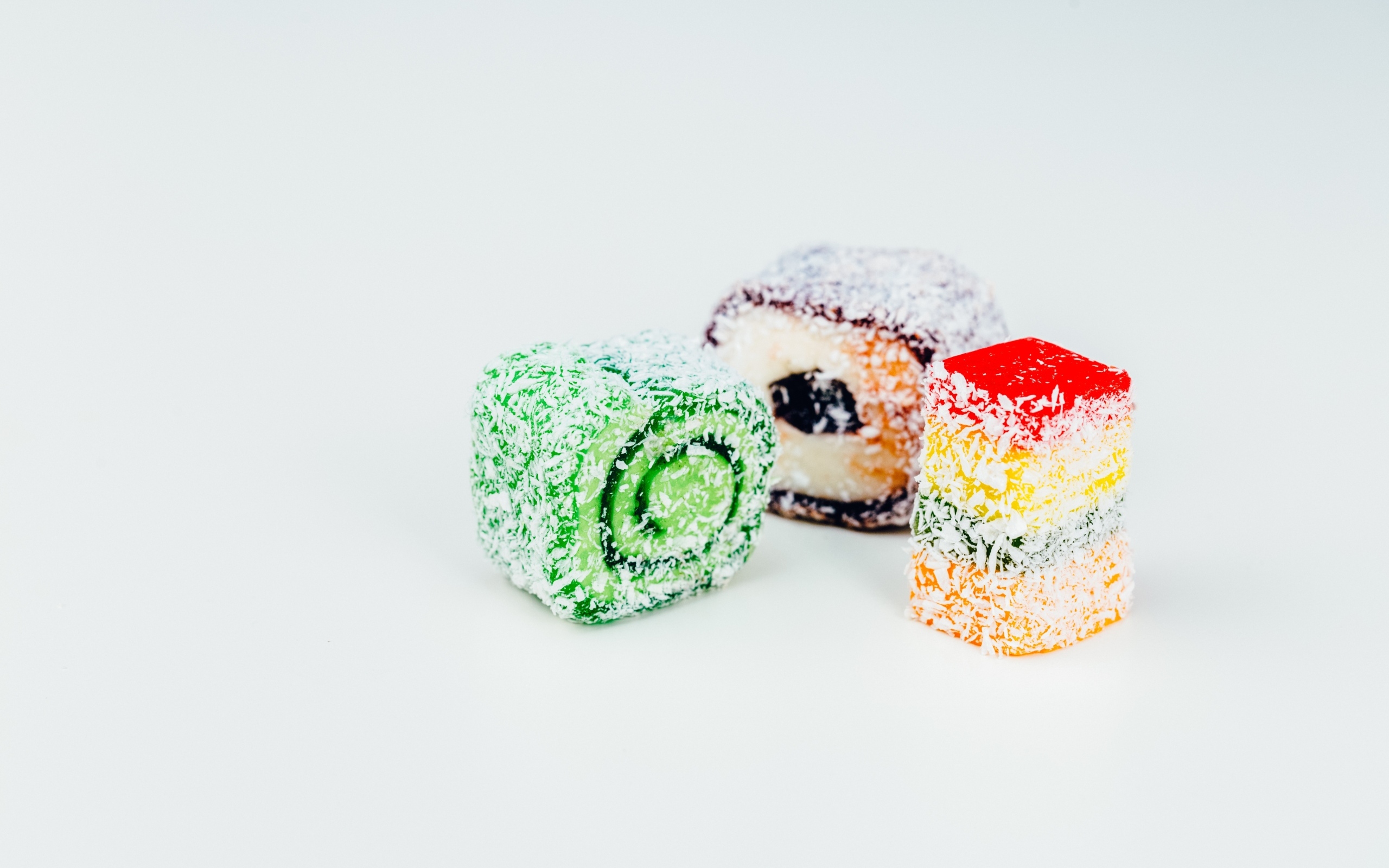 Десерт рахат лукум на сером фоне