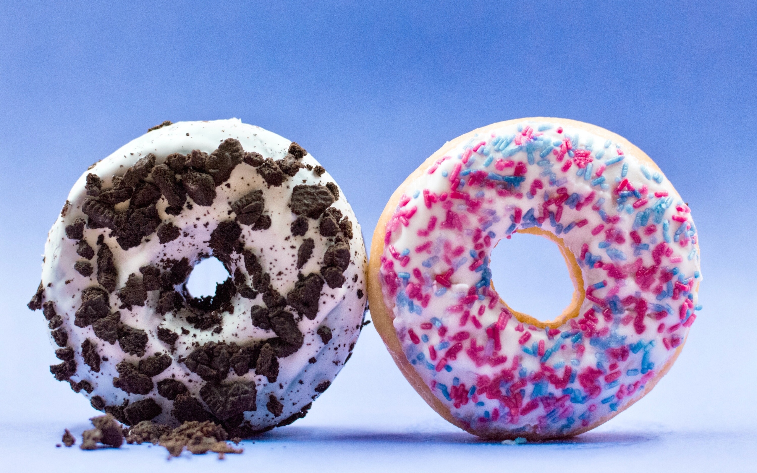 Два сладких пончика на голубом фоне