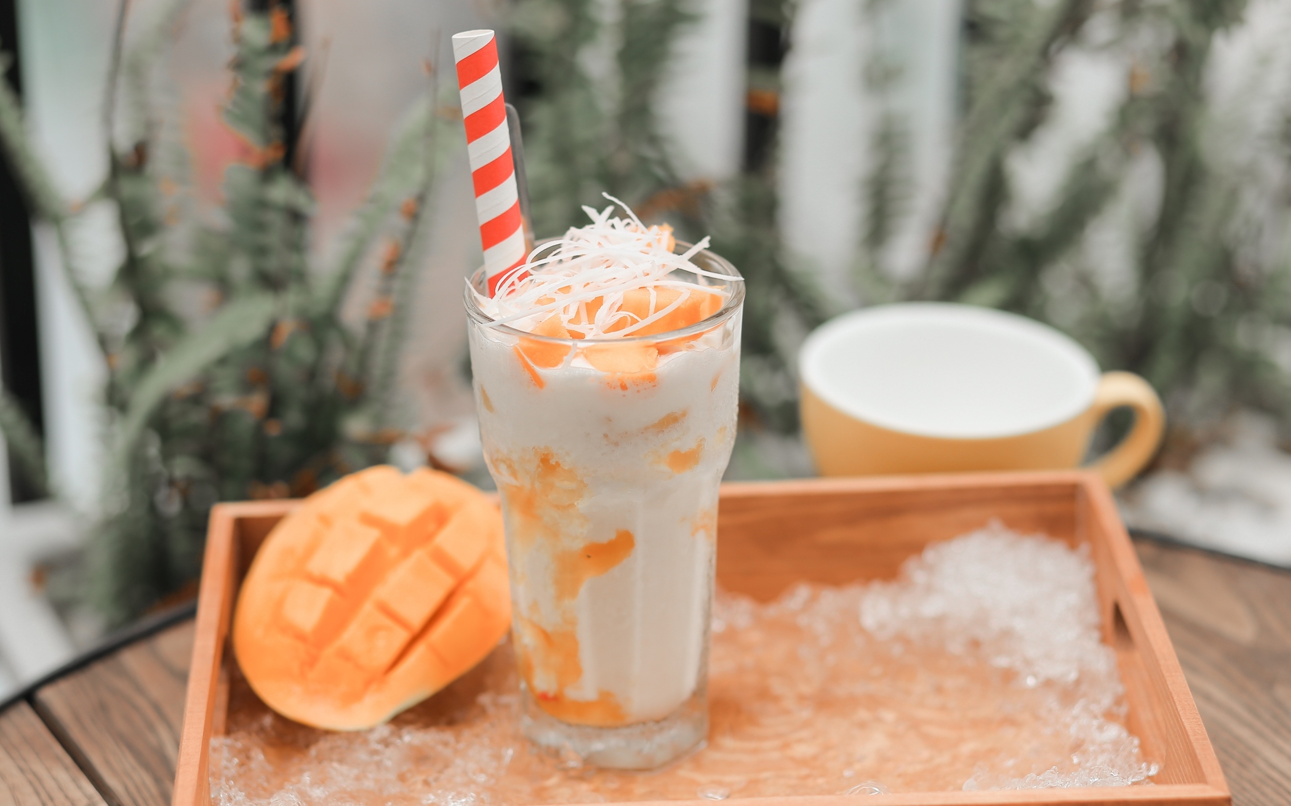 Коктейль с манго в стакане на столе