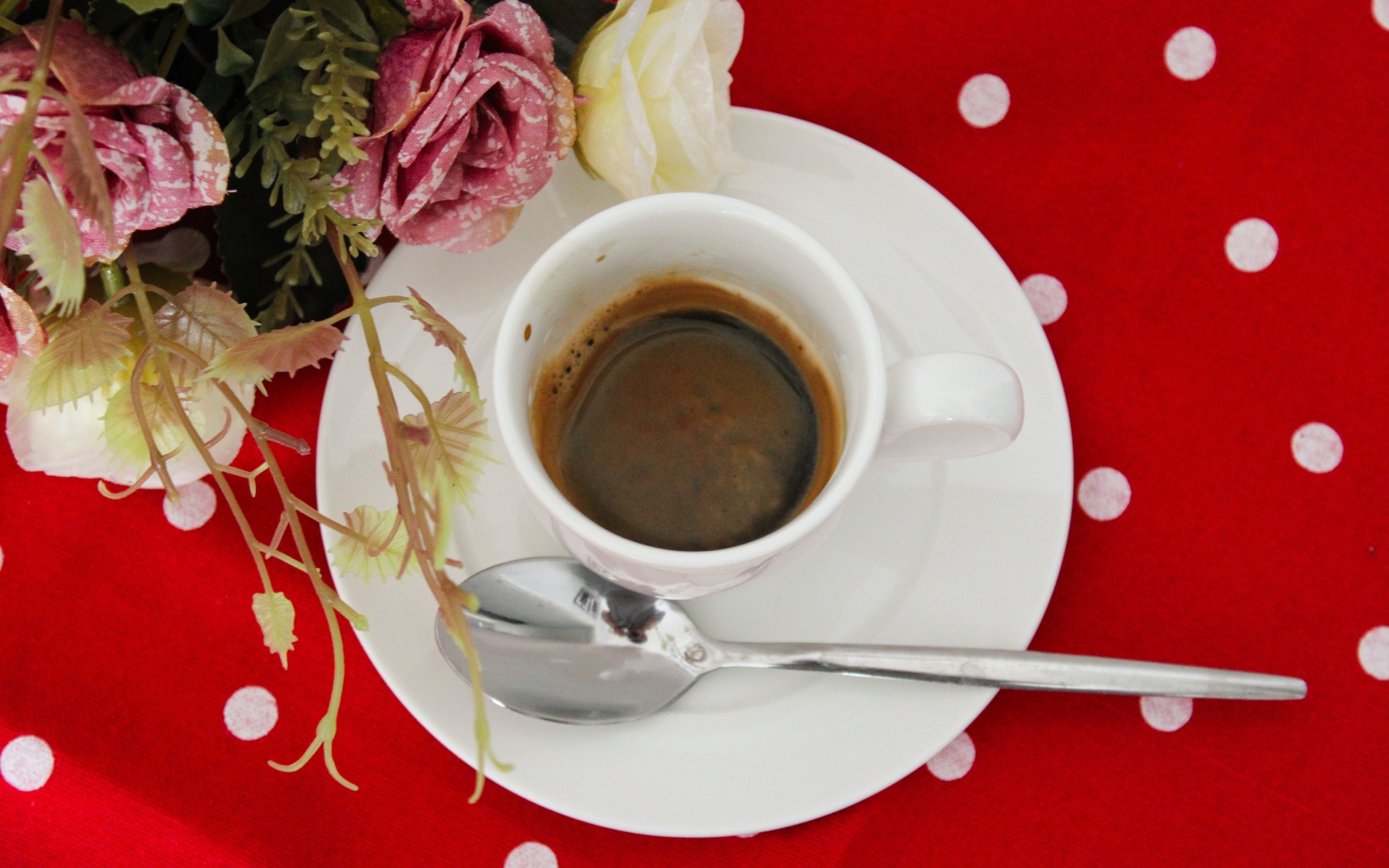 Чашка кофе на столе с цветами розы