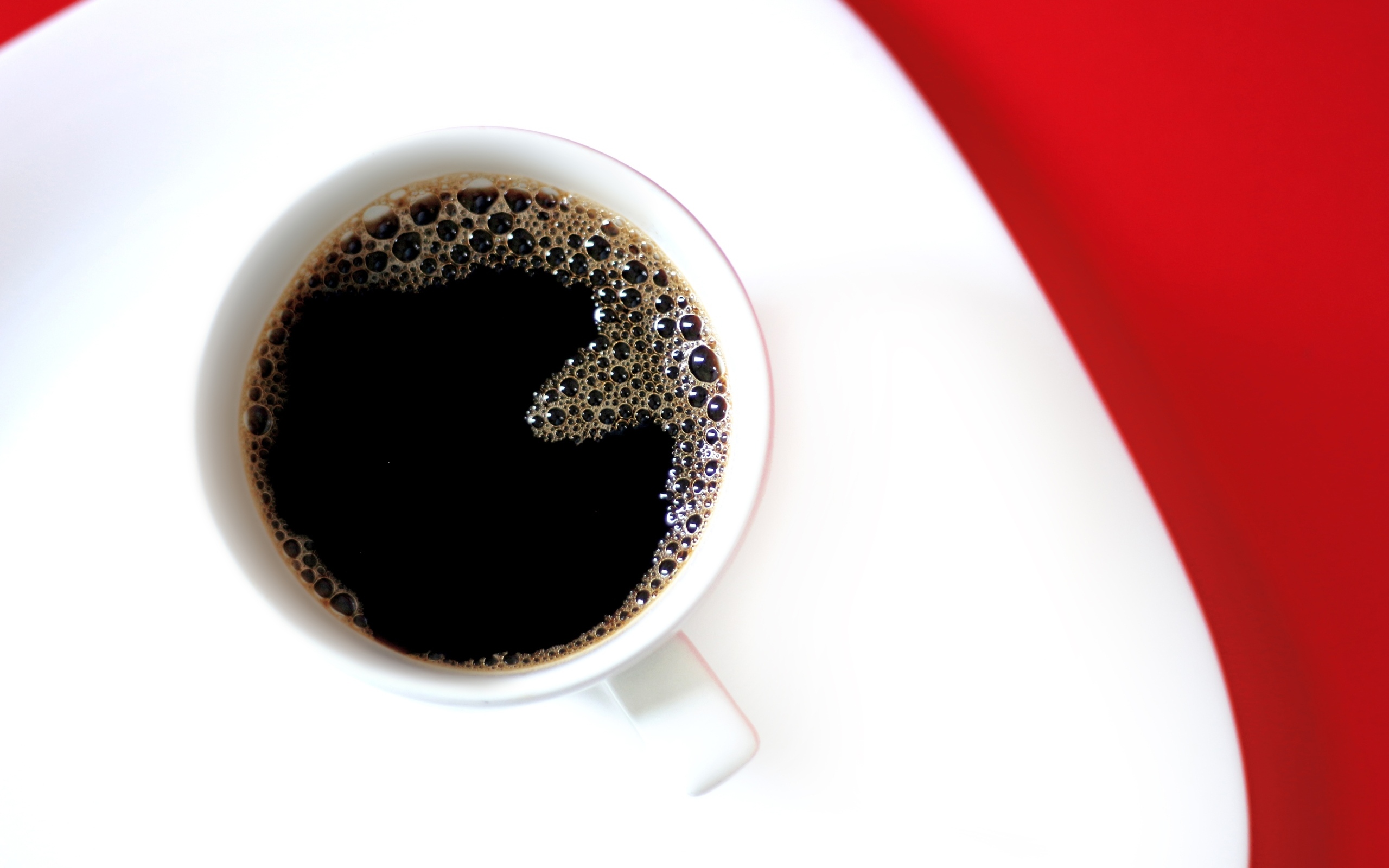 Чашка горячего черного кофе на столе 