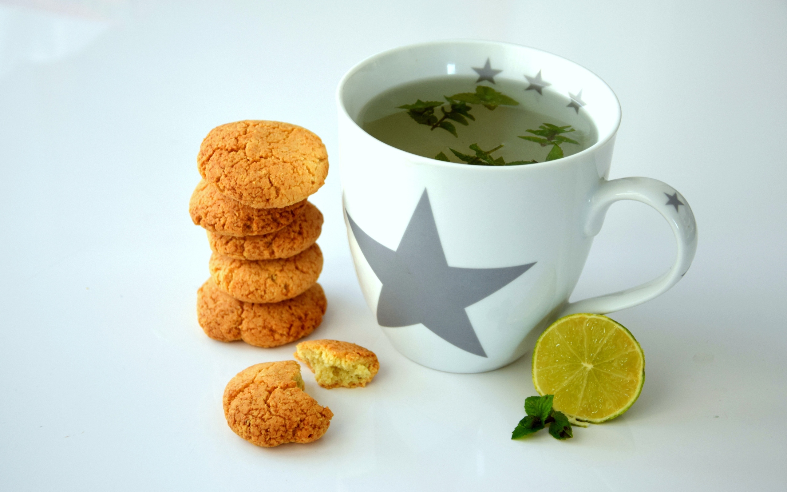 Чашка чая на столе с лимоном и печеньем