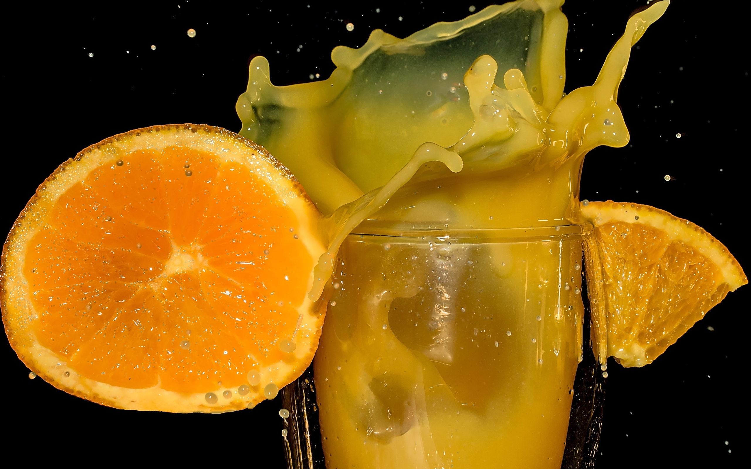 Свежий апельсиновый сок на черном фоне
