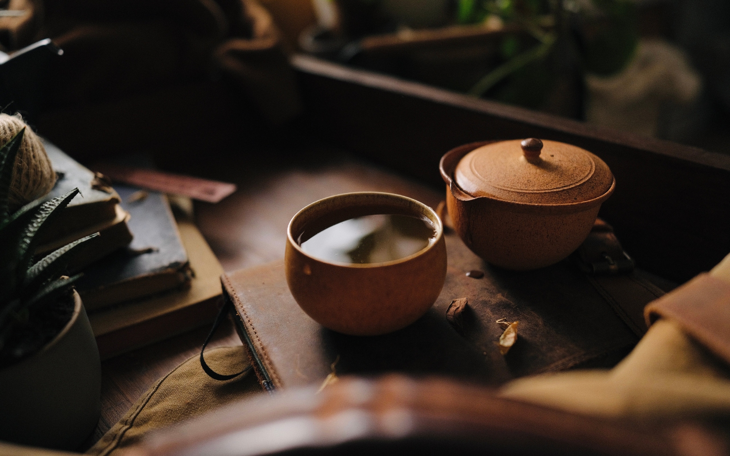 Зеленый чай в пиале на столе