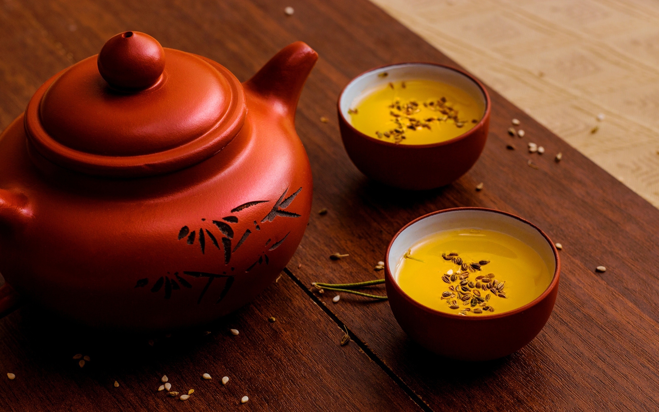 Зеленый чай с зернами на столе