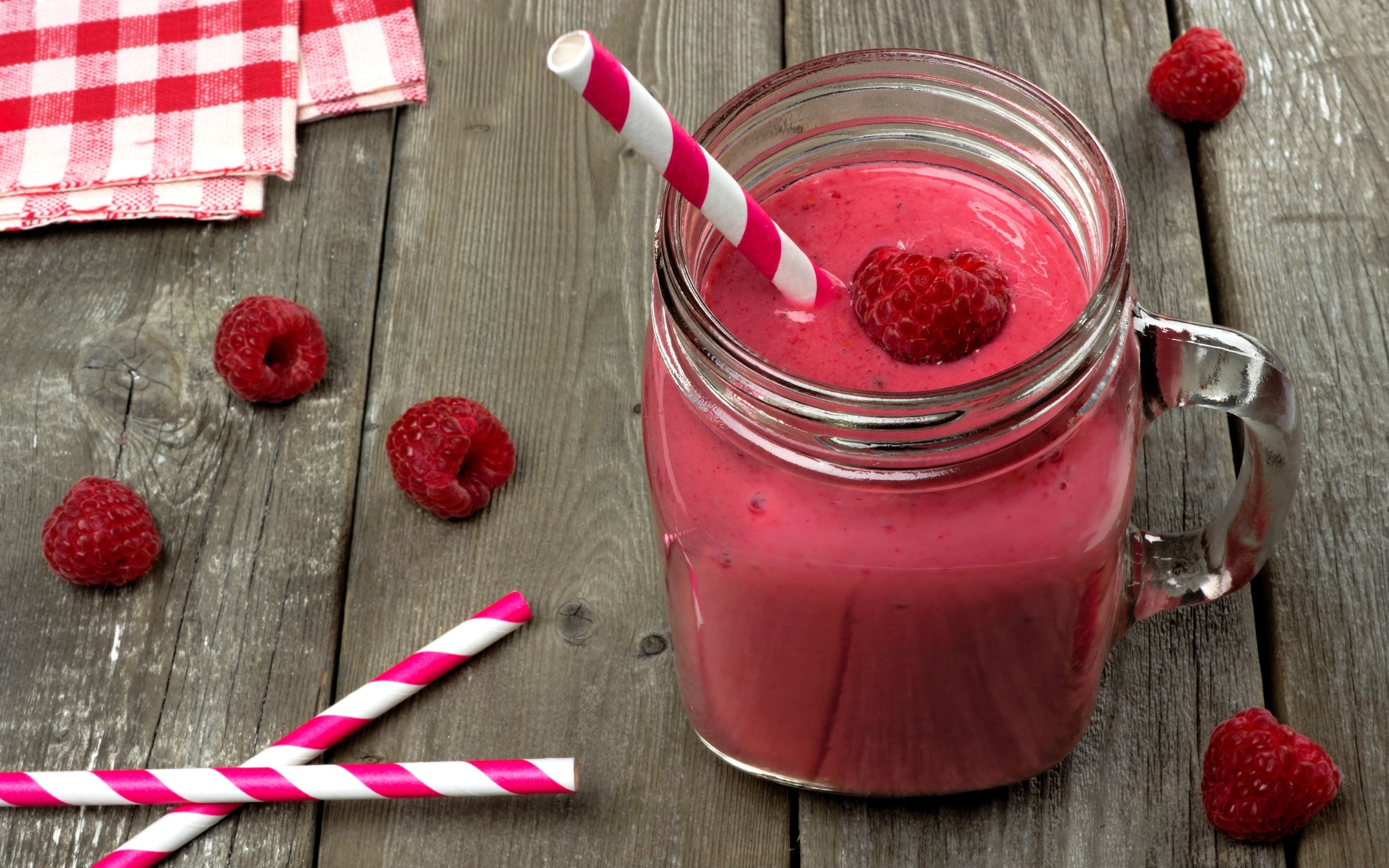 Малиновый смузи в стеклянной банке с трубочкой