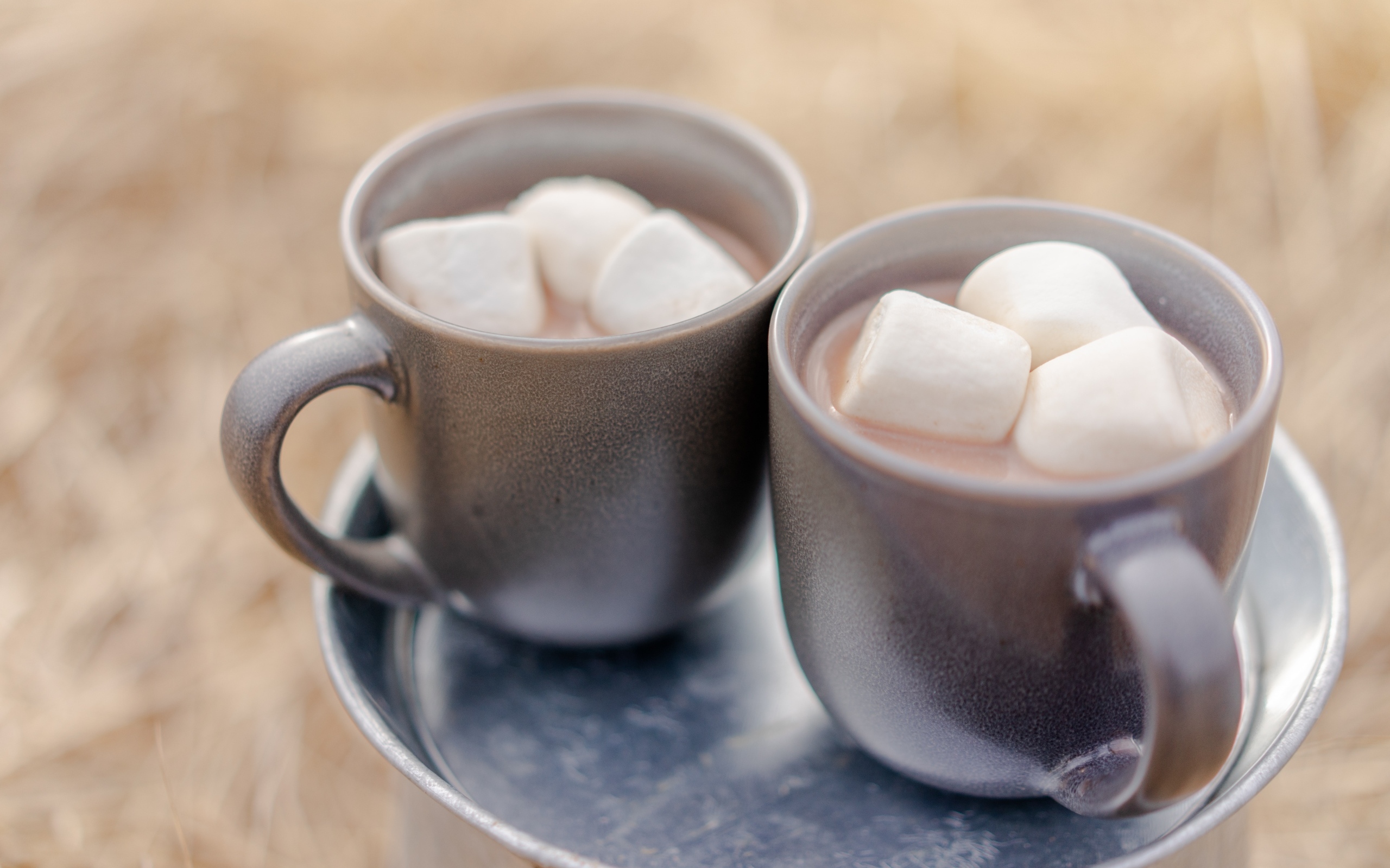 Две маленькие чашки кофе с маршмеллоу