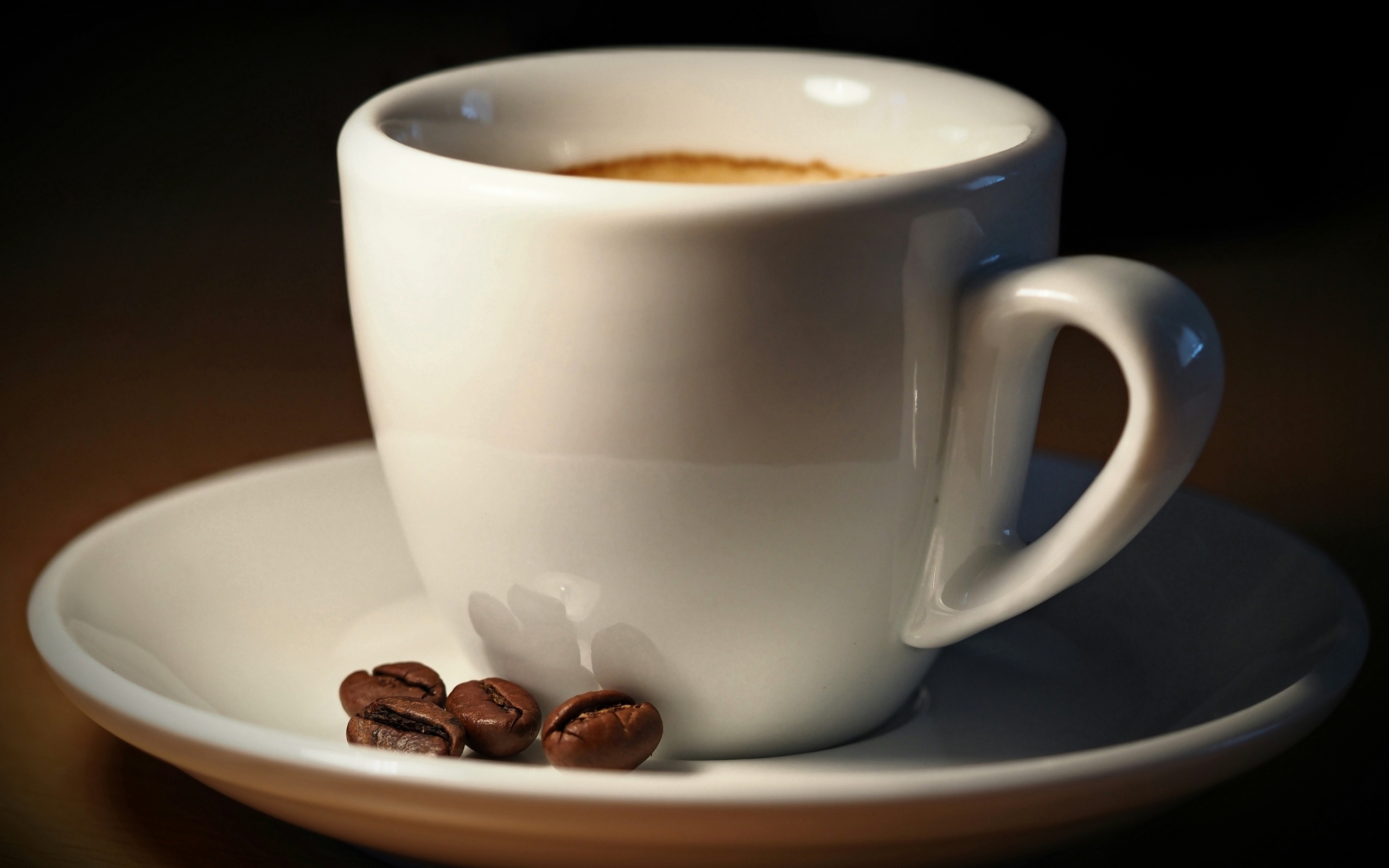 Белая чашка кофе с зернами крупным планом
