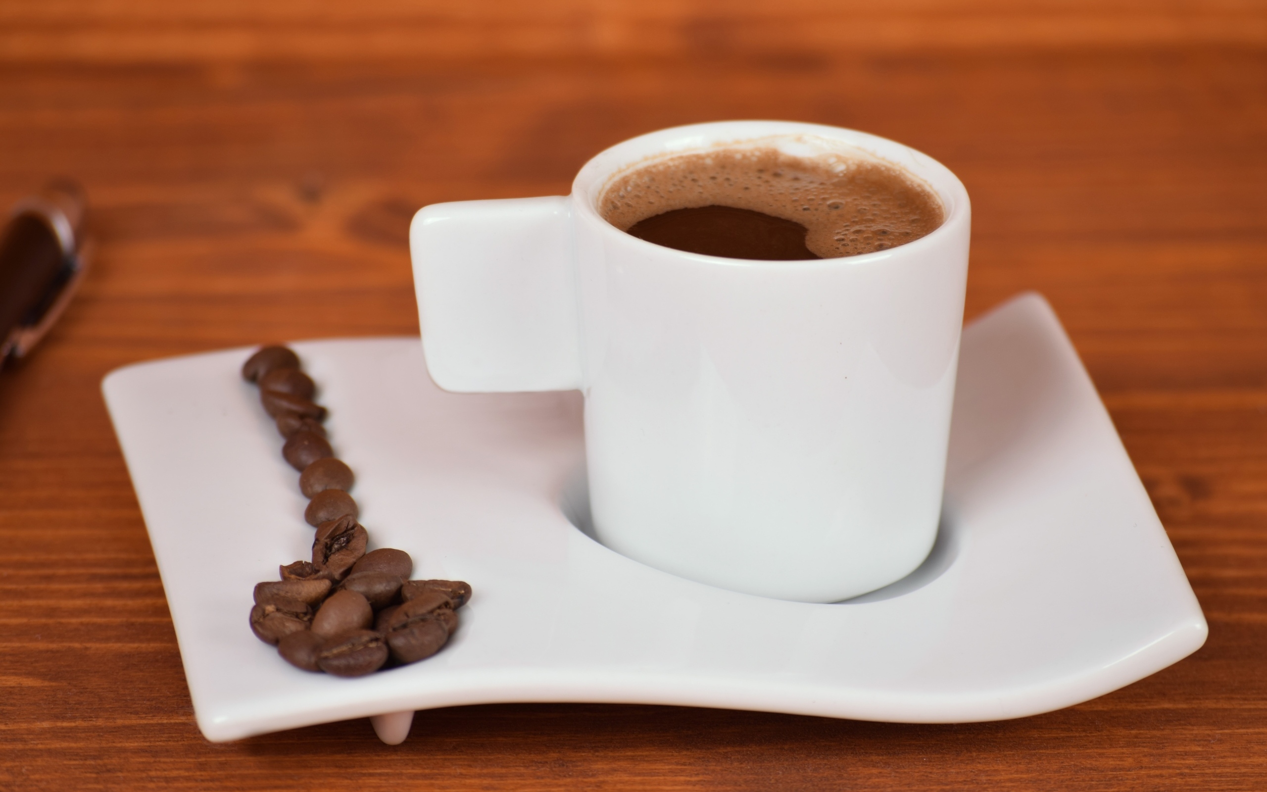 Белая чашка горячего кофе на столе 