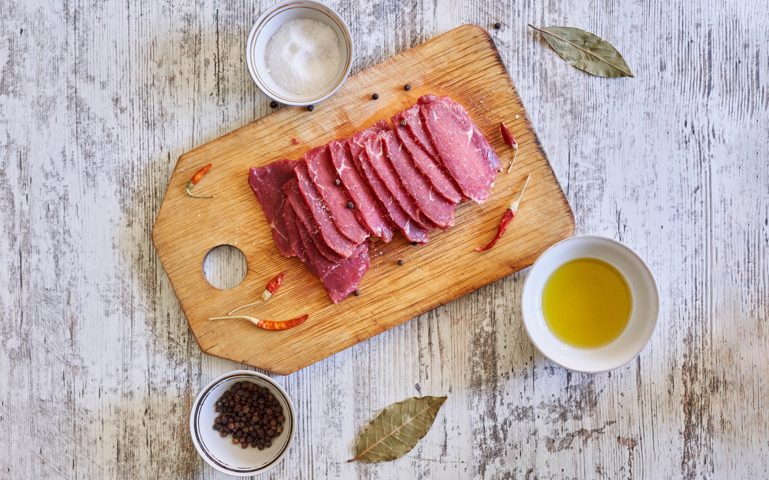 Мясо на разделочной доске со специями