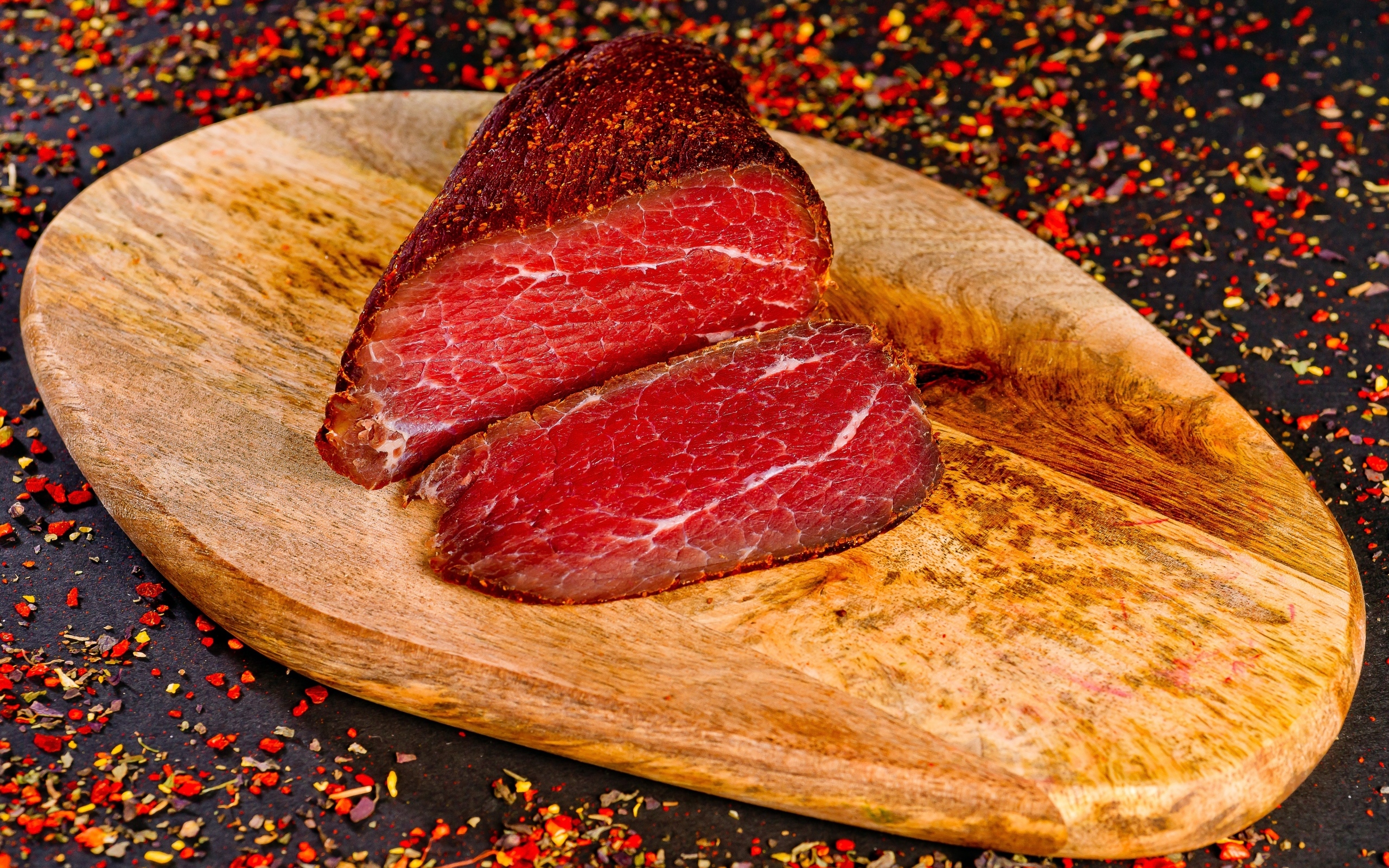 Кусок мяса на доске со специями