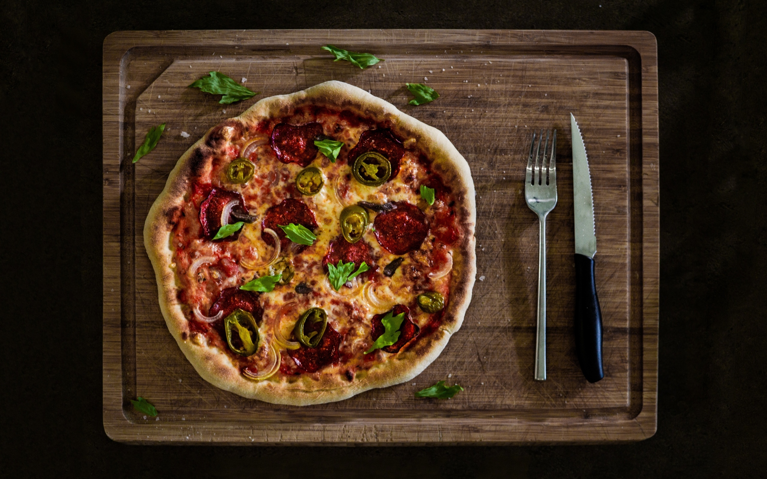 Пицца с сыром и овощами на деревянной доске