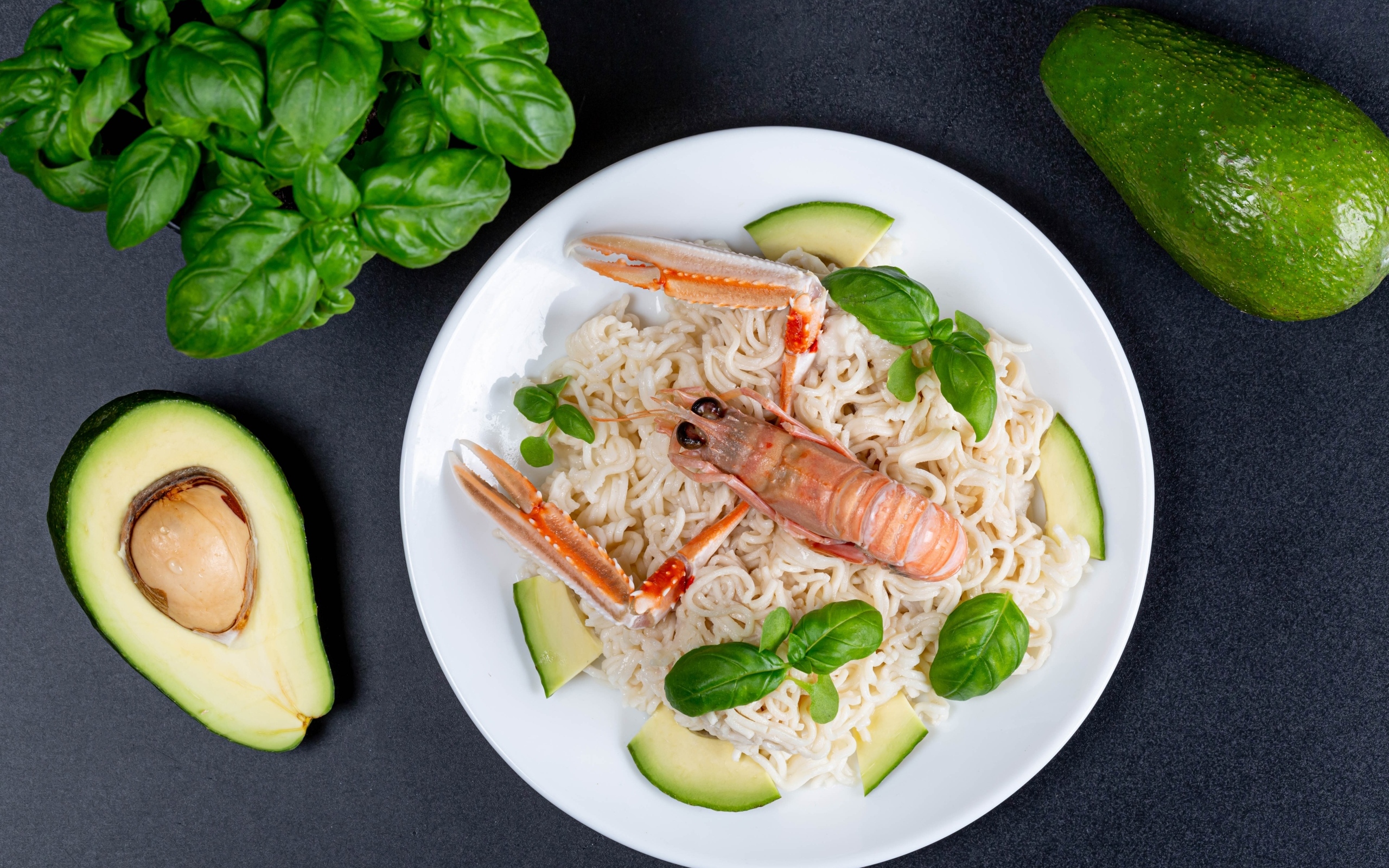 Омар с вермишелью, авокадо и листьями базилика