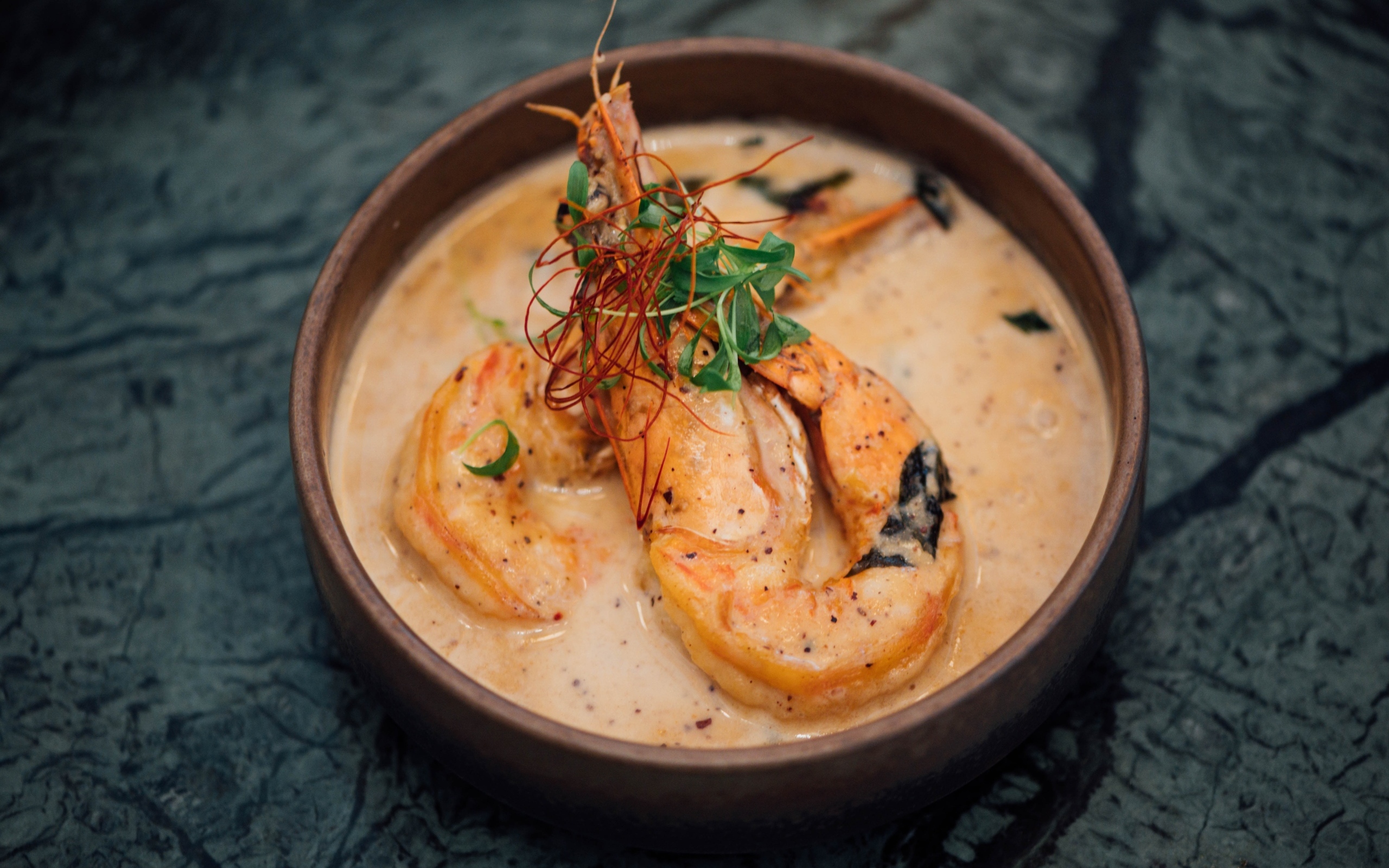 Суп мисо с креветками на столе