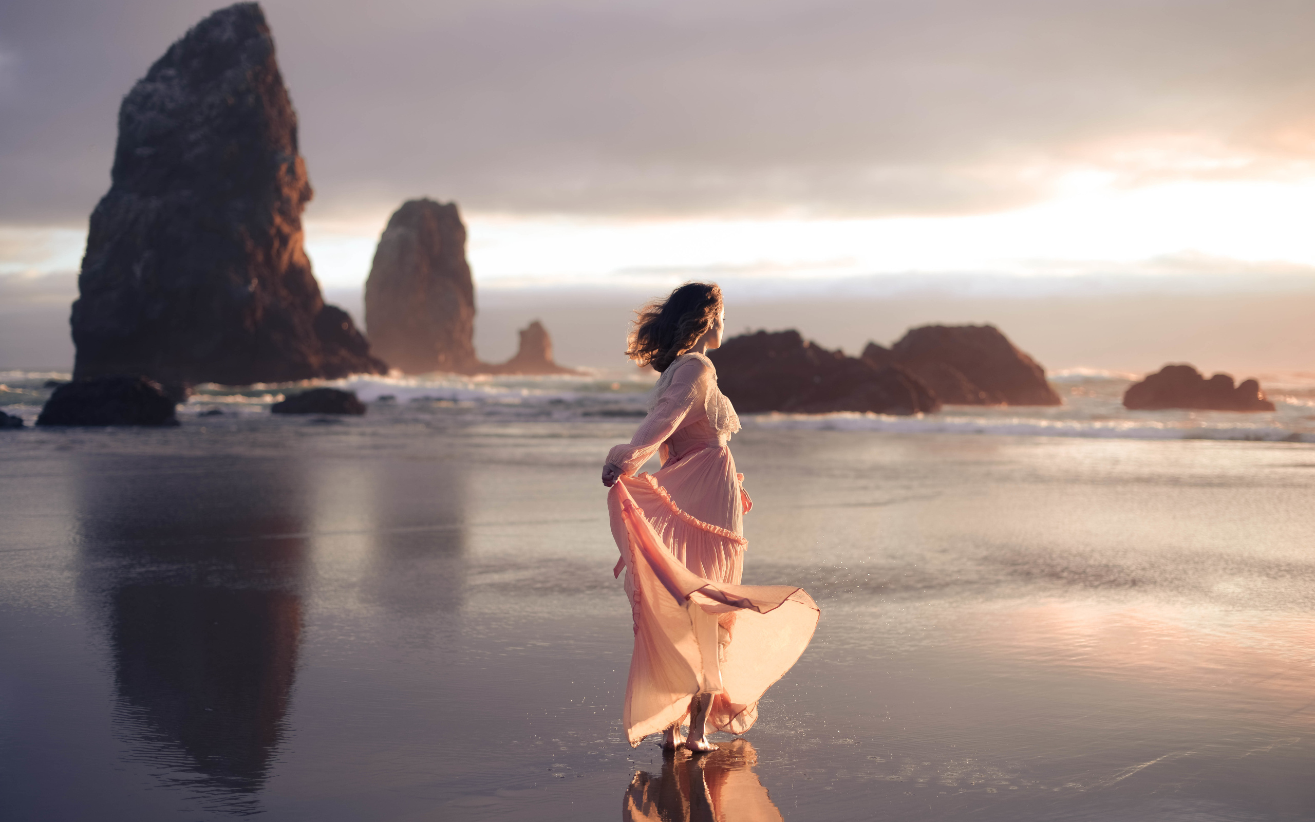 Девушка в длинном платье гуляет по воде