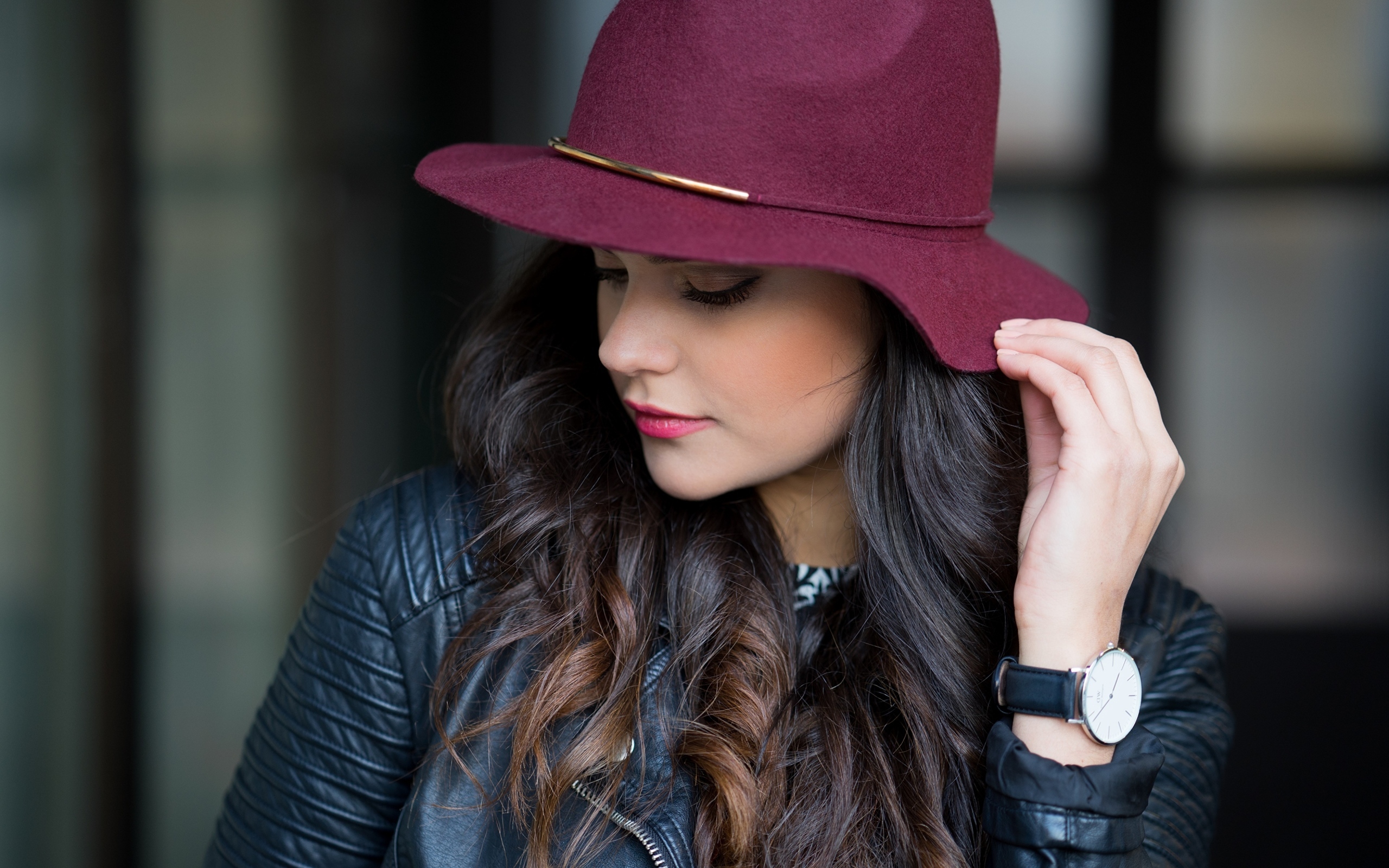 Настоящая девушка в большой бордовой шляпе