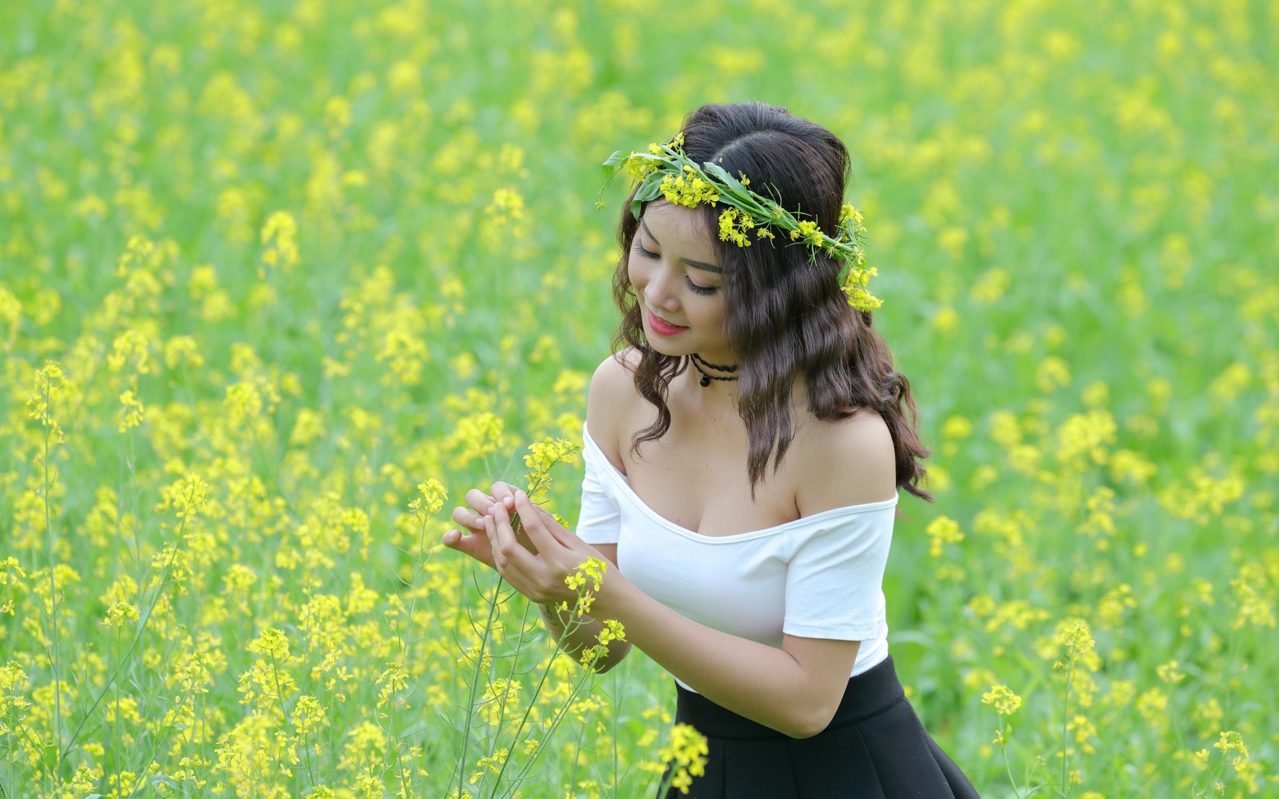 Девушка азиатка на рапсовом поле