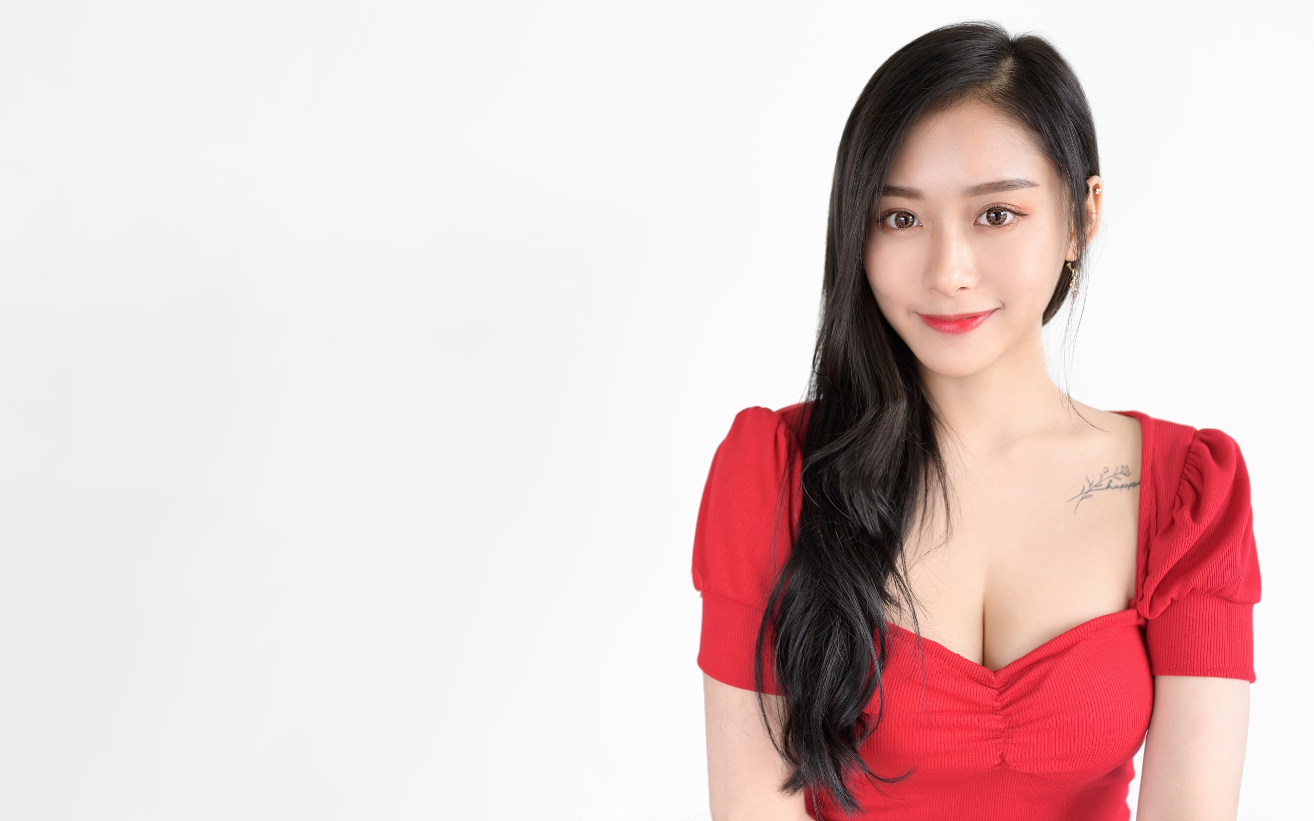 Девушка азиатка в красном платье на белом фоне