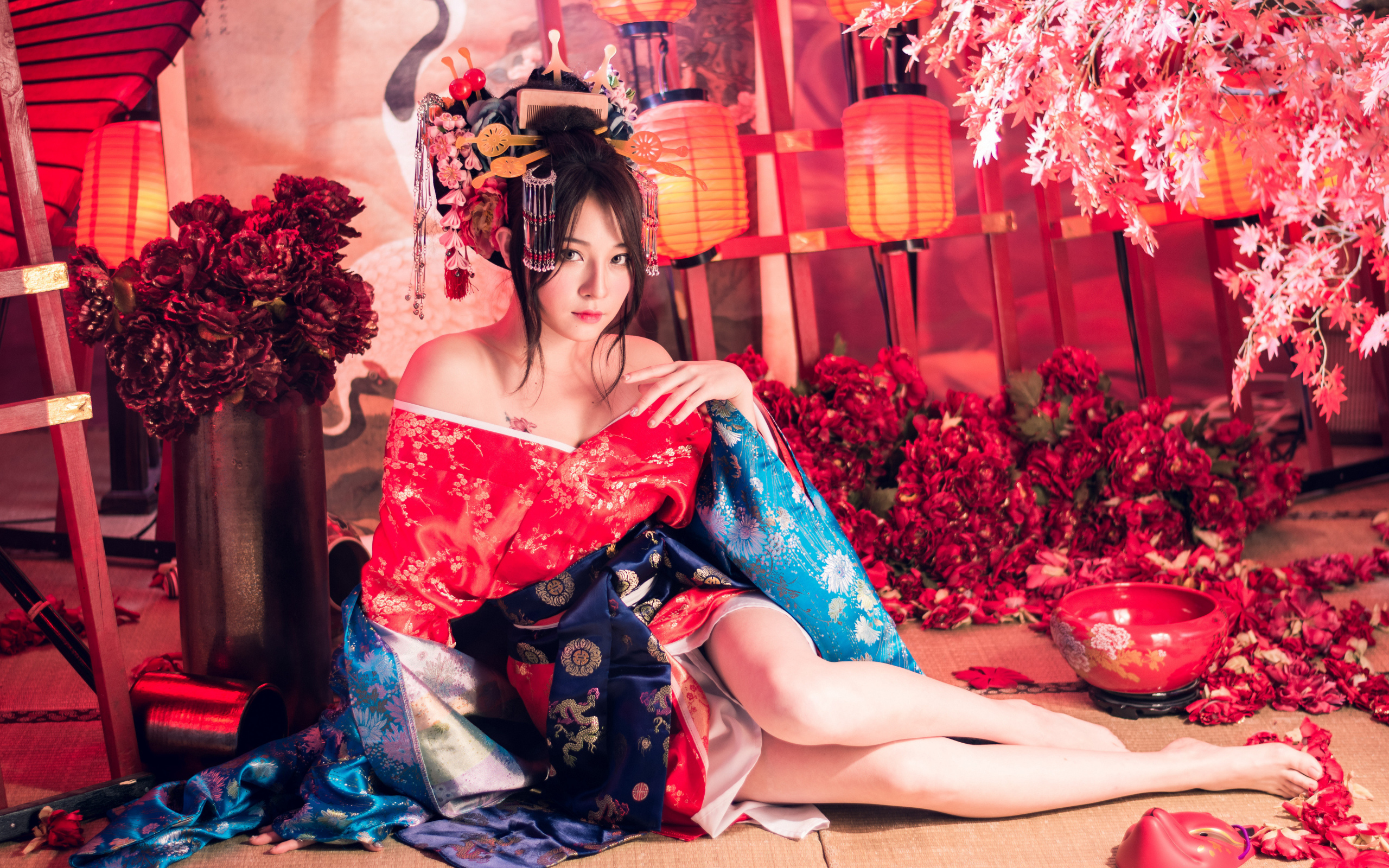 Девушка азиатка в кимоно в комнате