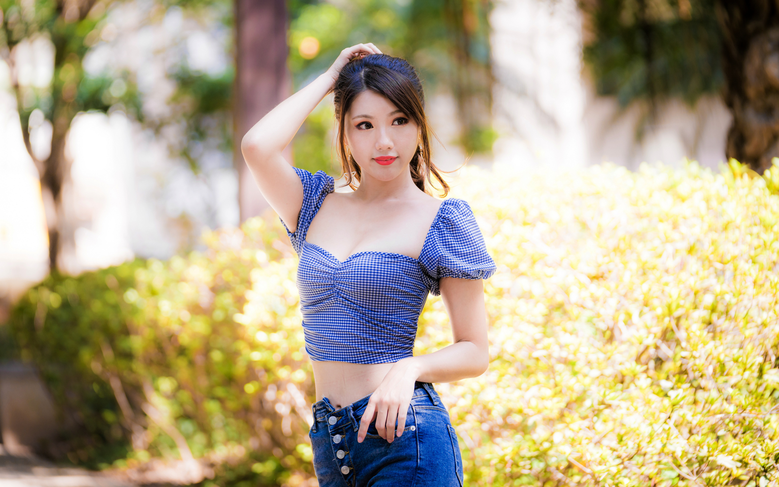 Красивая девушка азиатка в лучах солнца