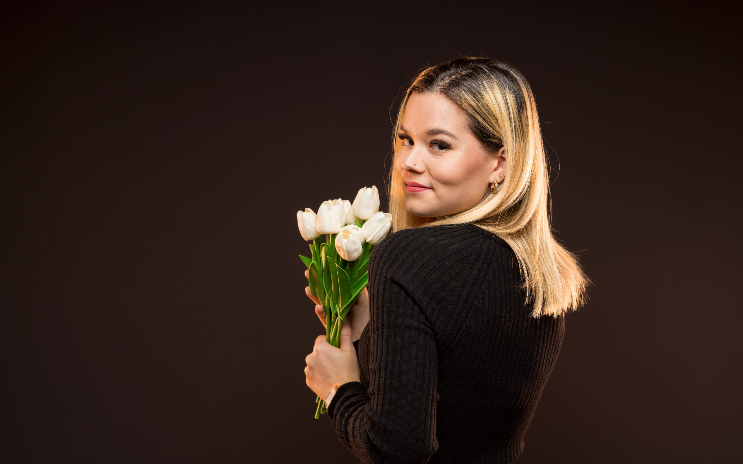 Красивая блондинка с букетом тюльпанов