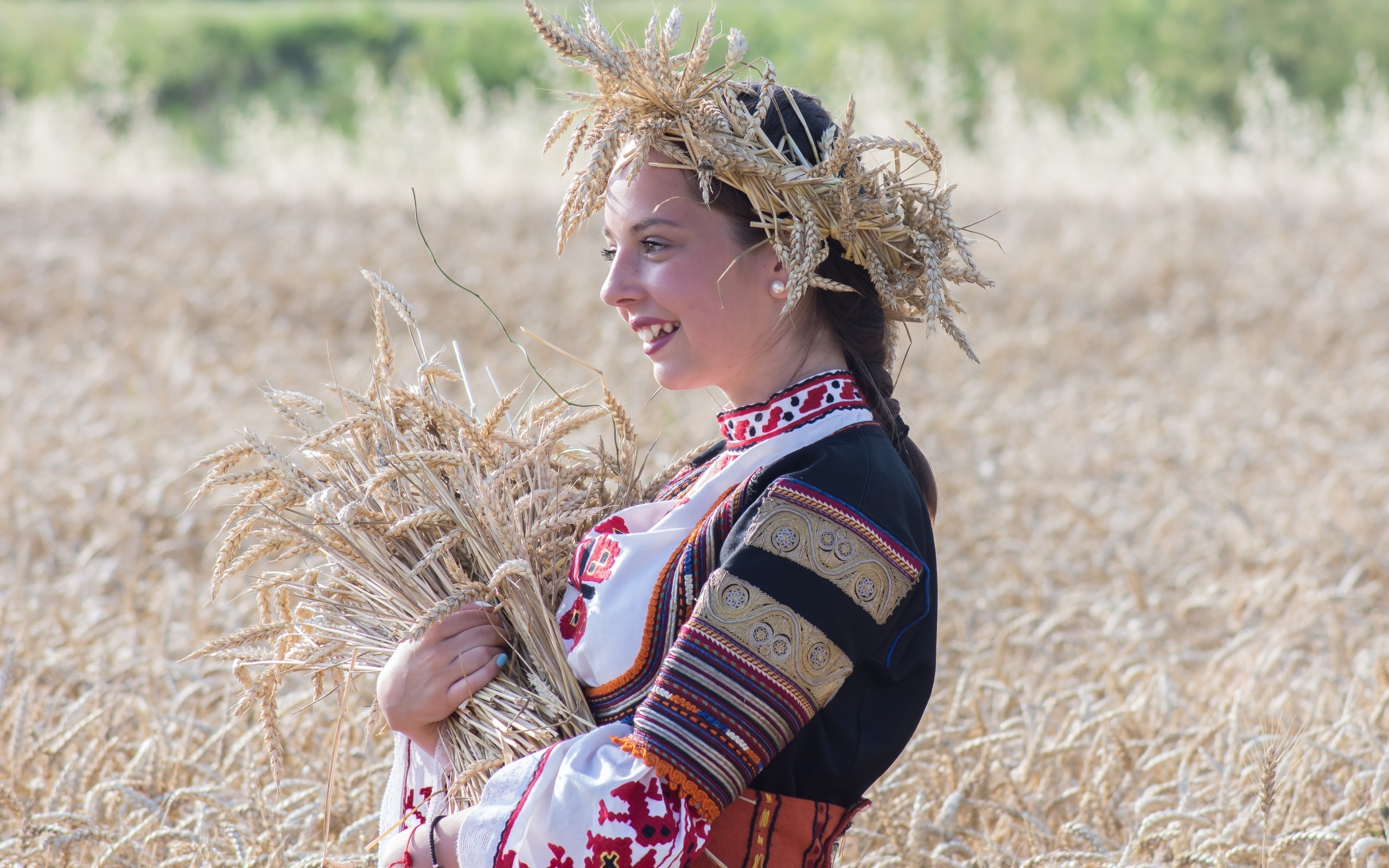 Красивая девушка на поле с пшеницей