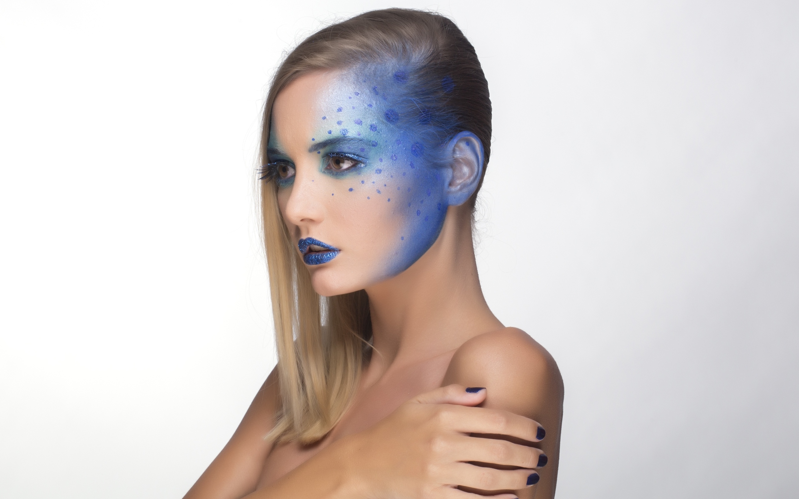 Красивая девушка с синим рисунком на лице