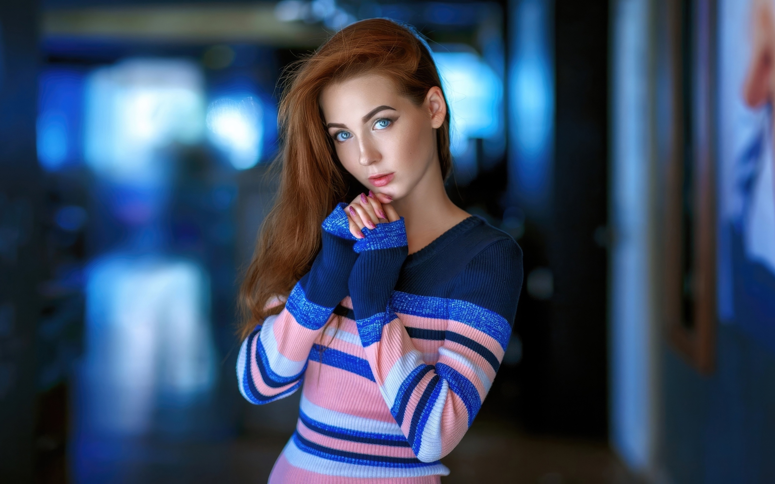 Красивая девушка с голубыми глазами в свитере