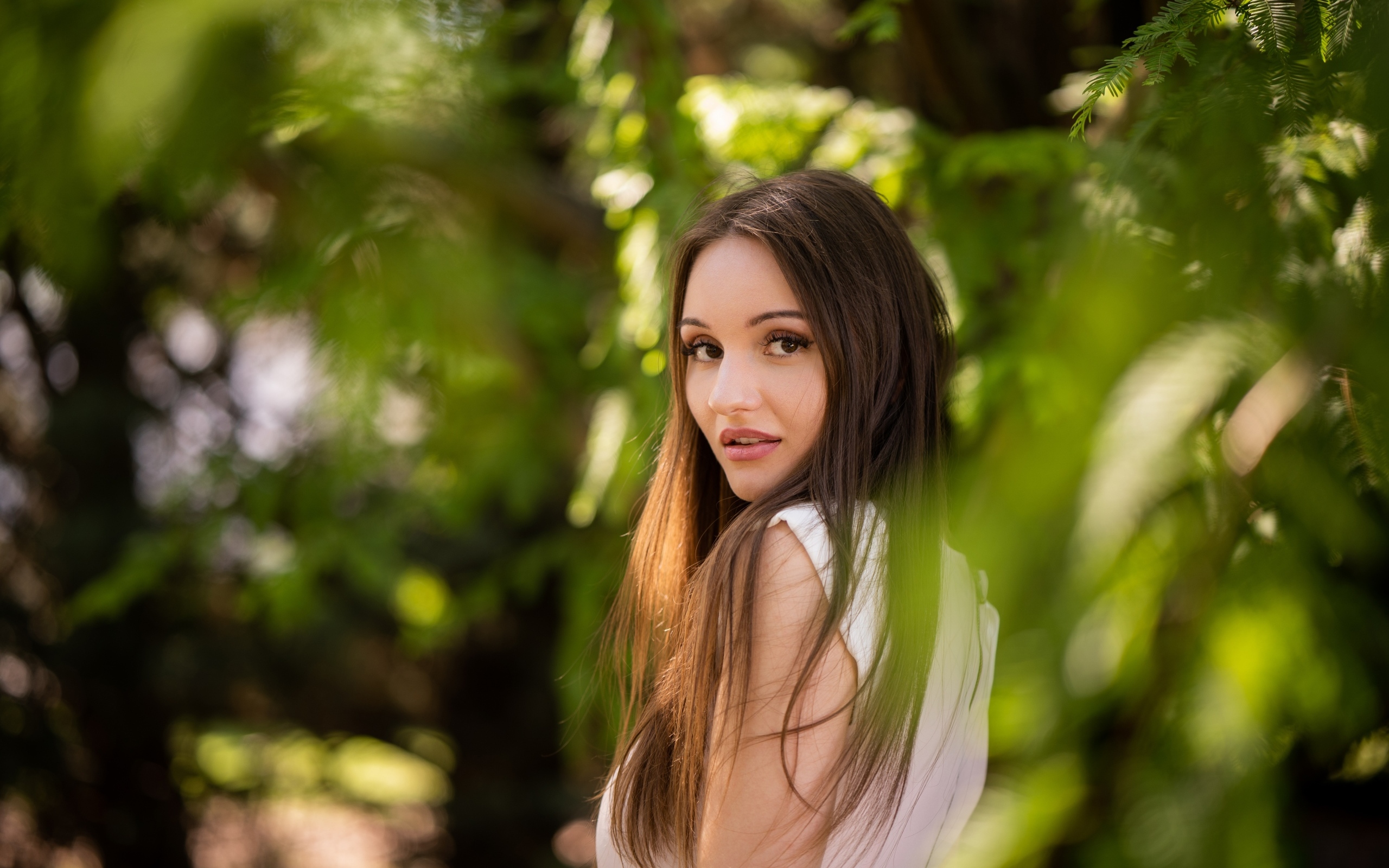 Кареглазая девушка брюнетка в зарослях