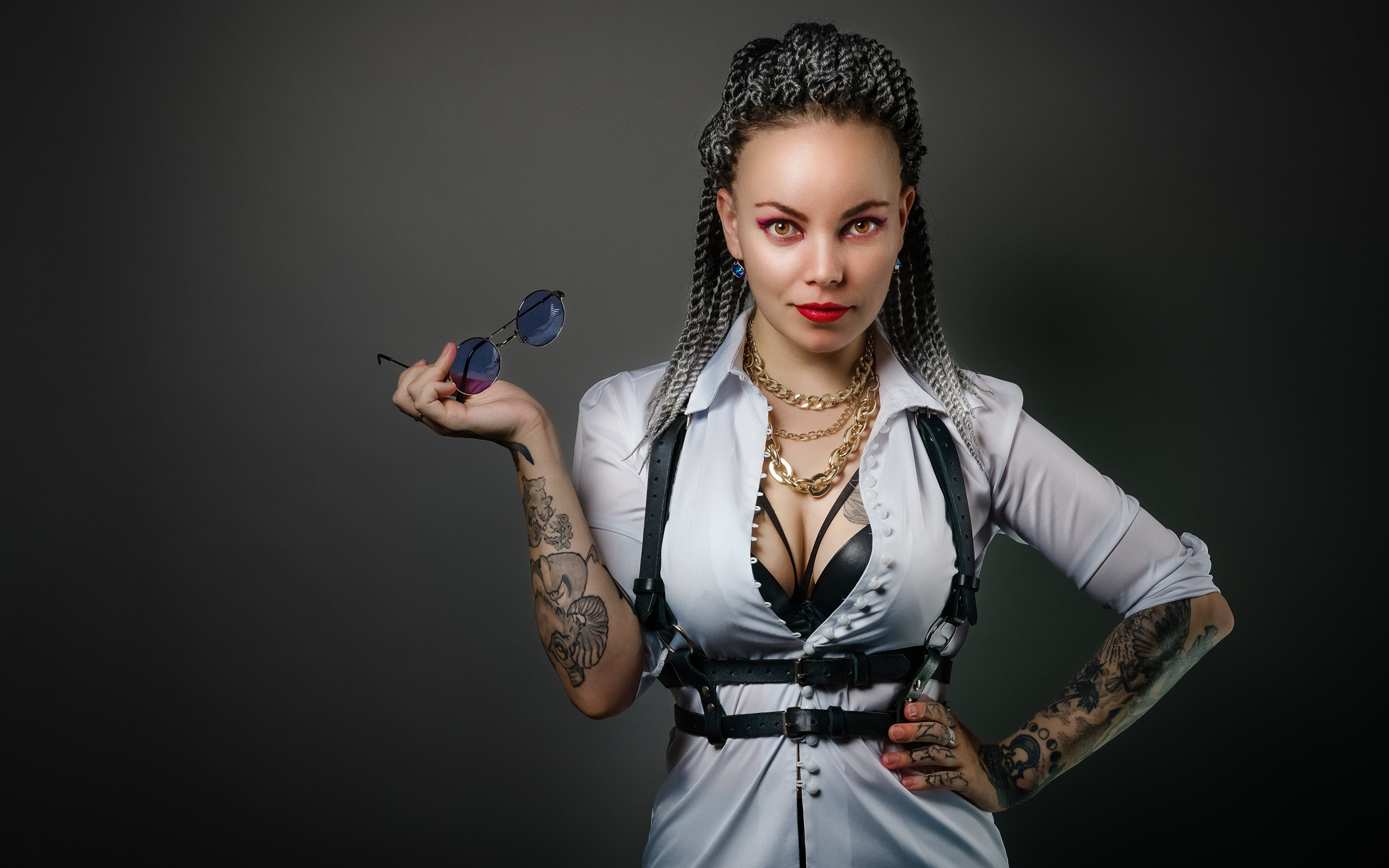 Брутальная девушка с татуировками на теле 