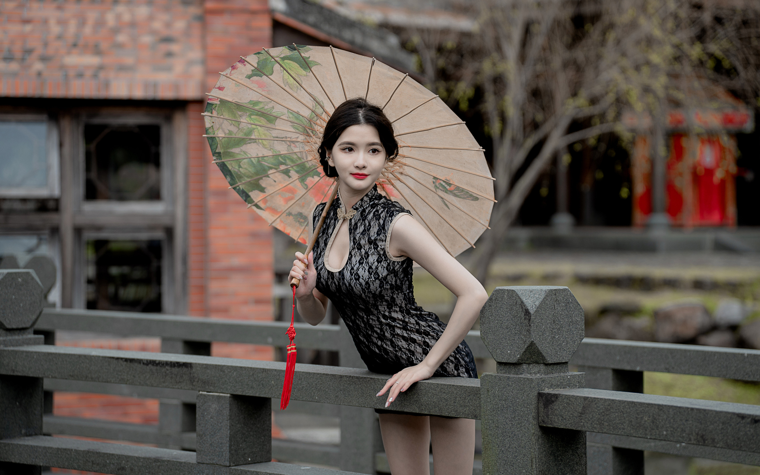 Симпатичная девушка азиатка с зонтом в руках