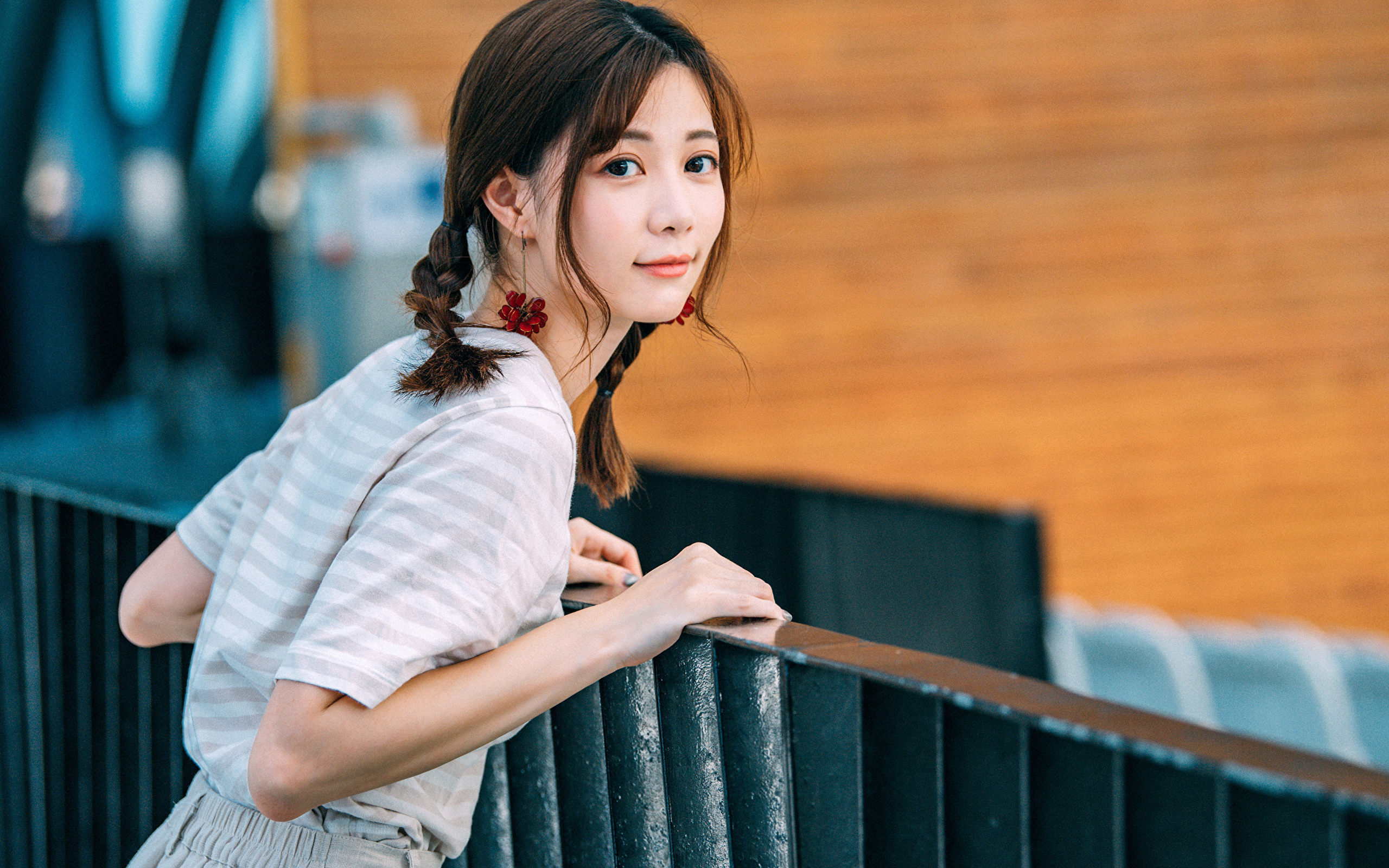 Милая девушка азиатка с косичками на голове 