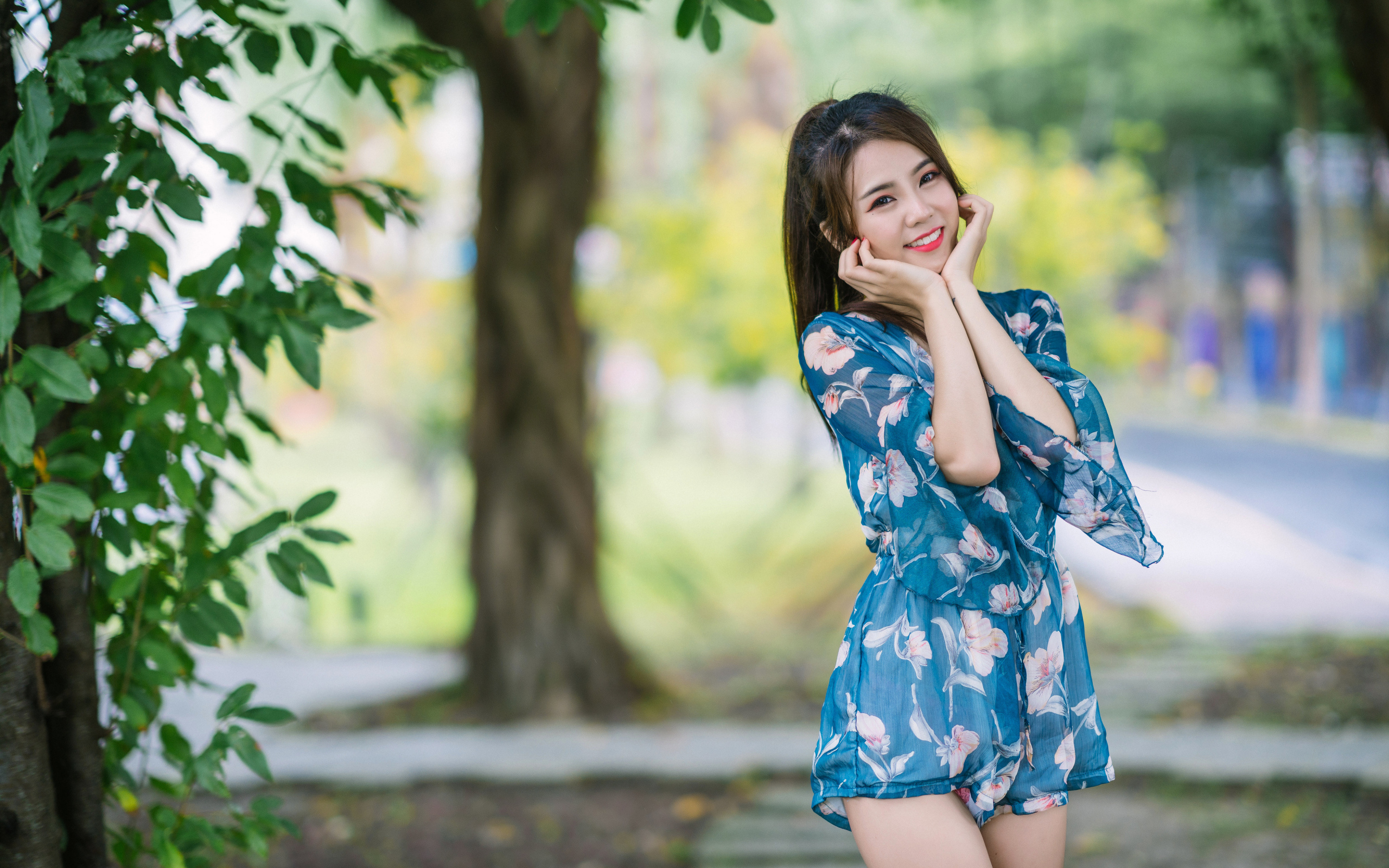 Милая девушка азиатка в комбинезоне