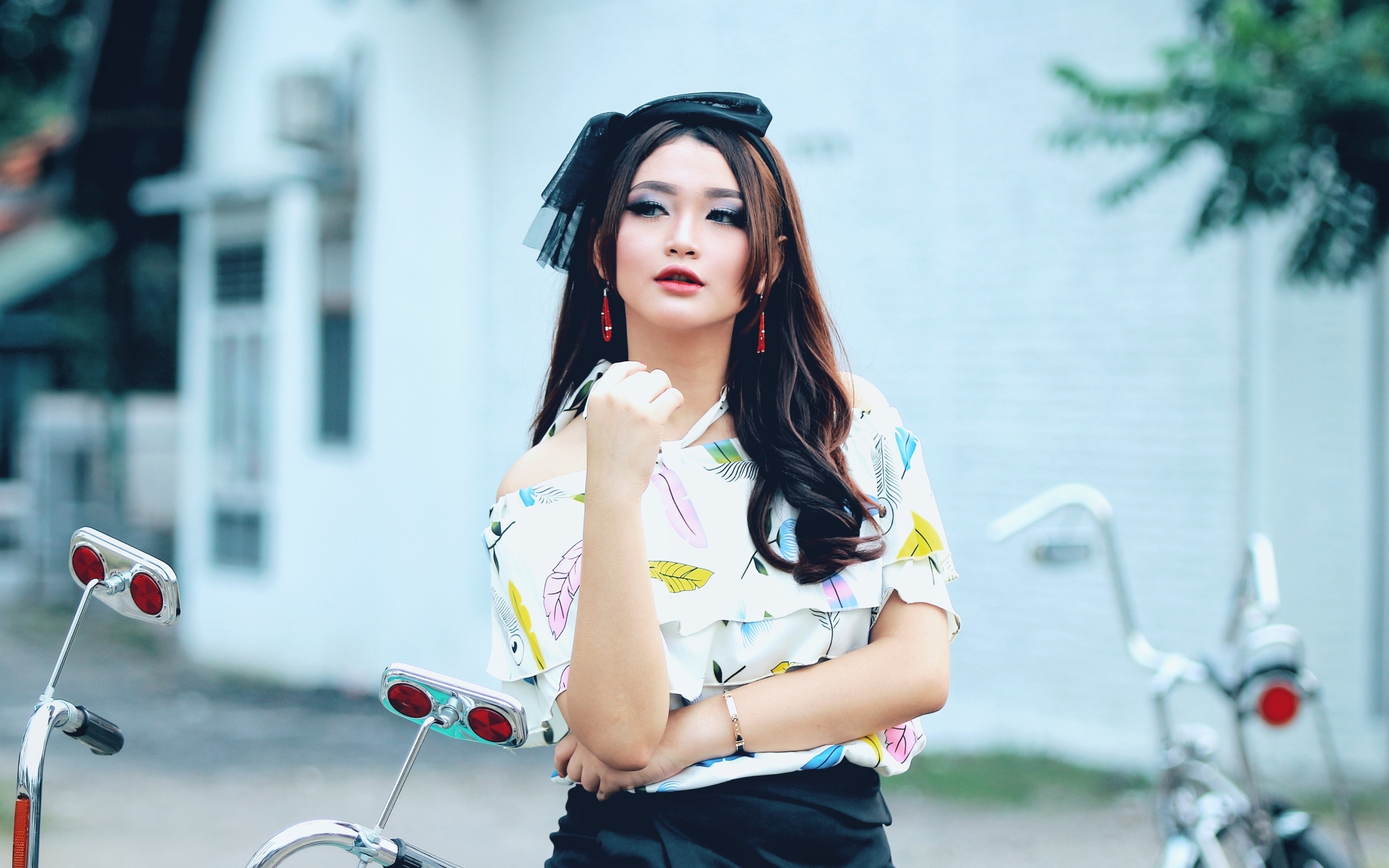 Модная девушка азиатка с красивым макияжем