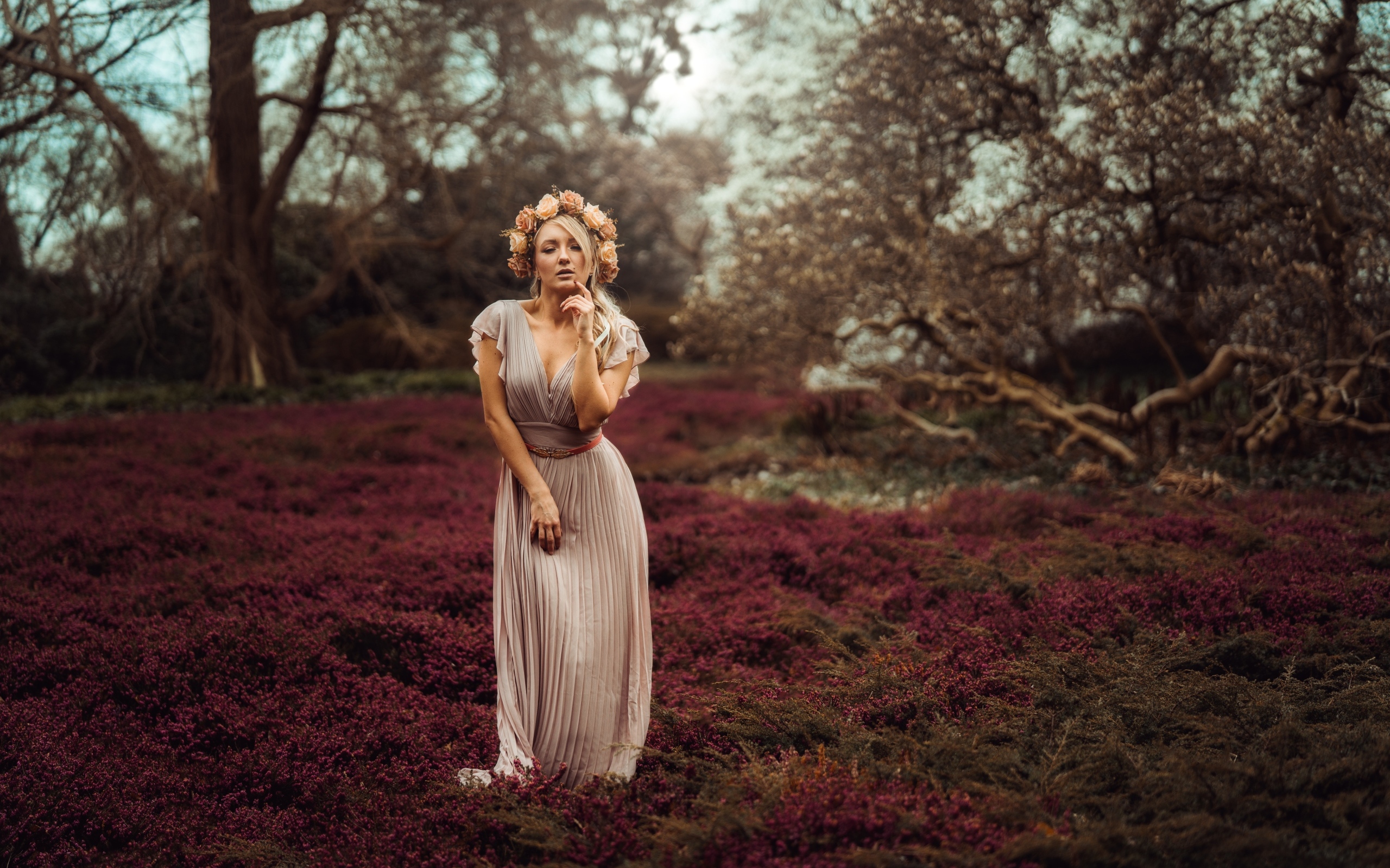 Девушка в длинном платье с венком на голове