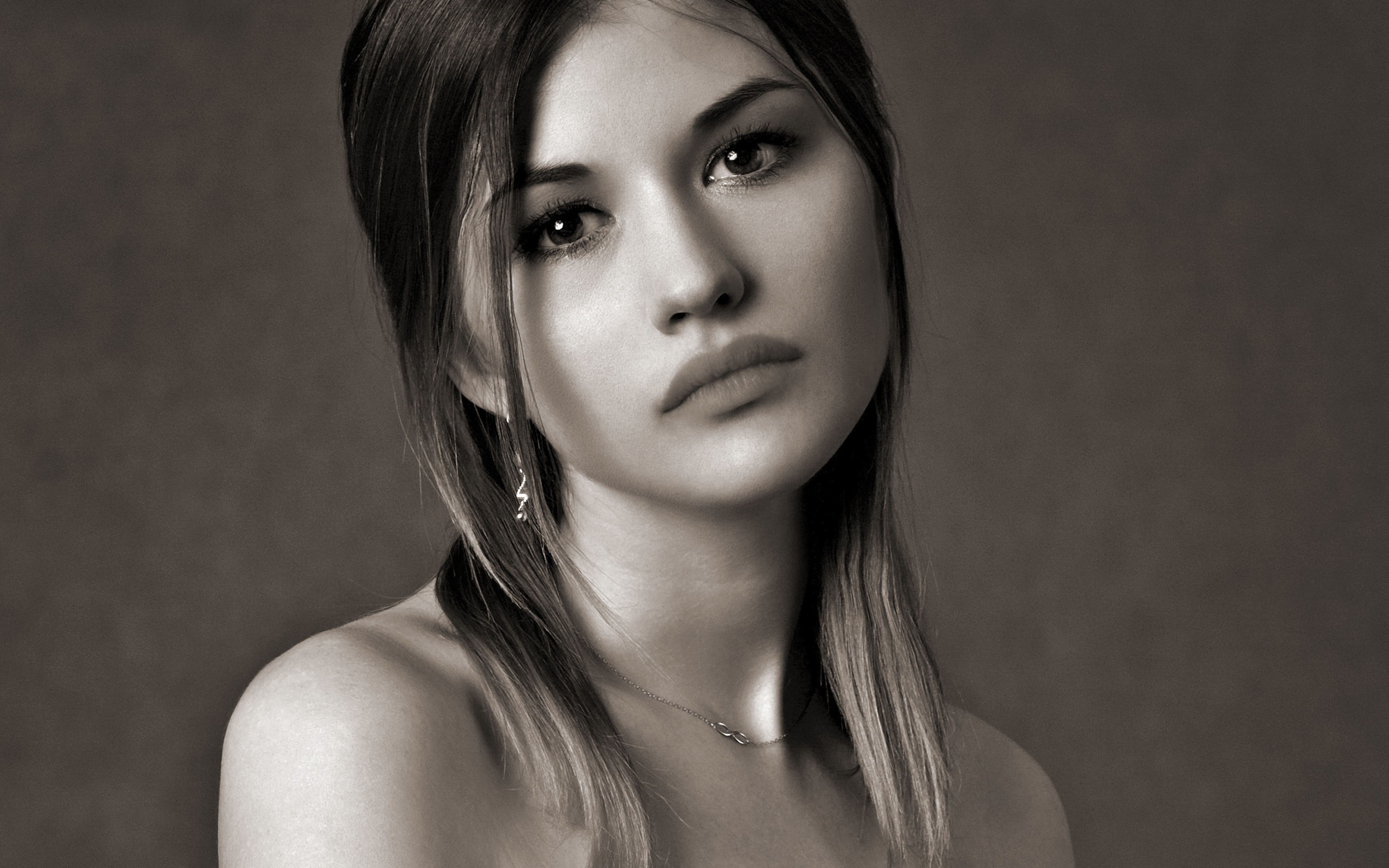 Грустное лицо красивой девушки на сером фоне